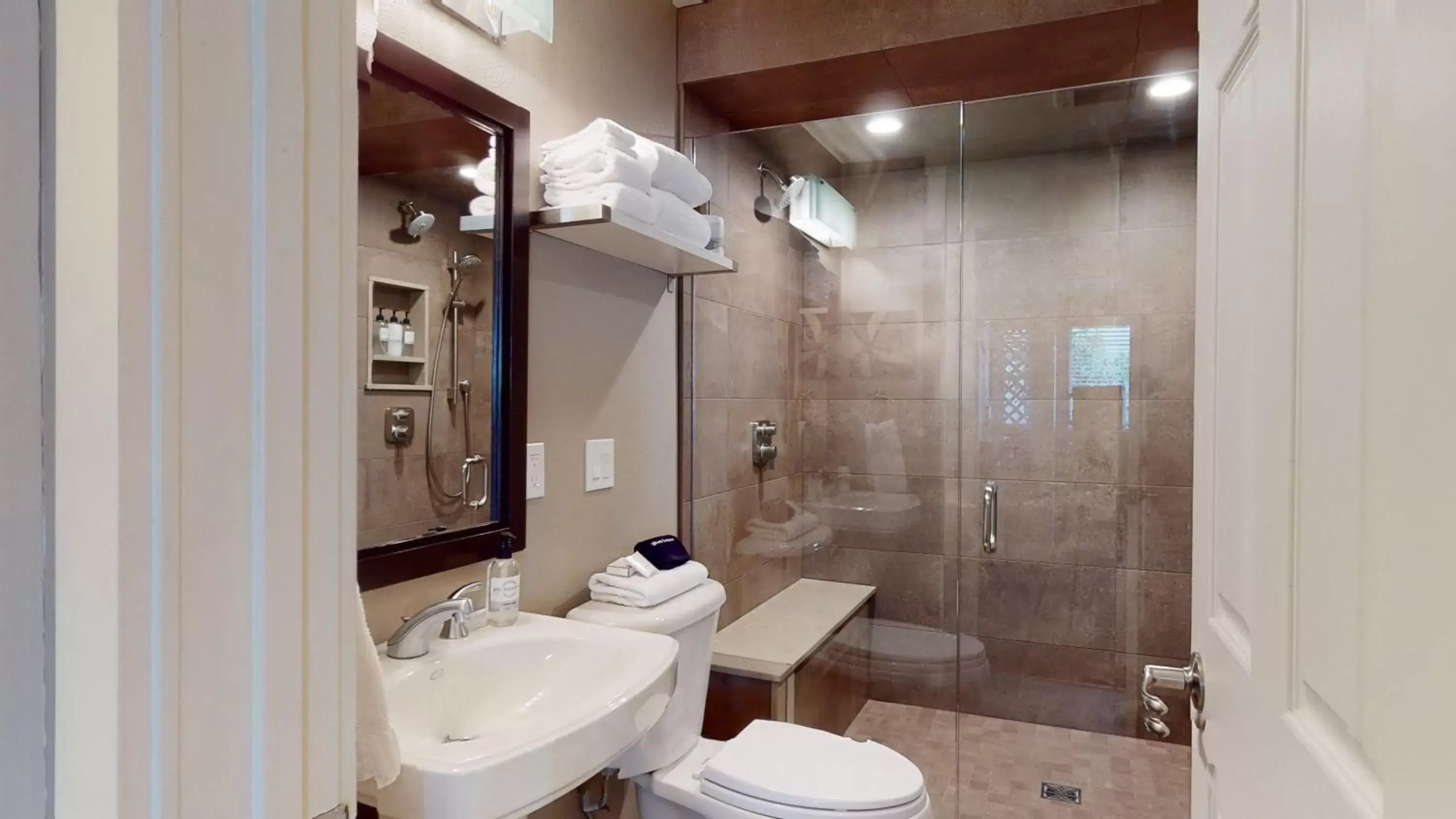 Shower, Bathroom in Bird Rock Hotel