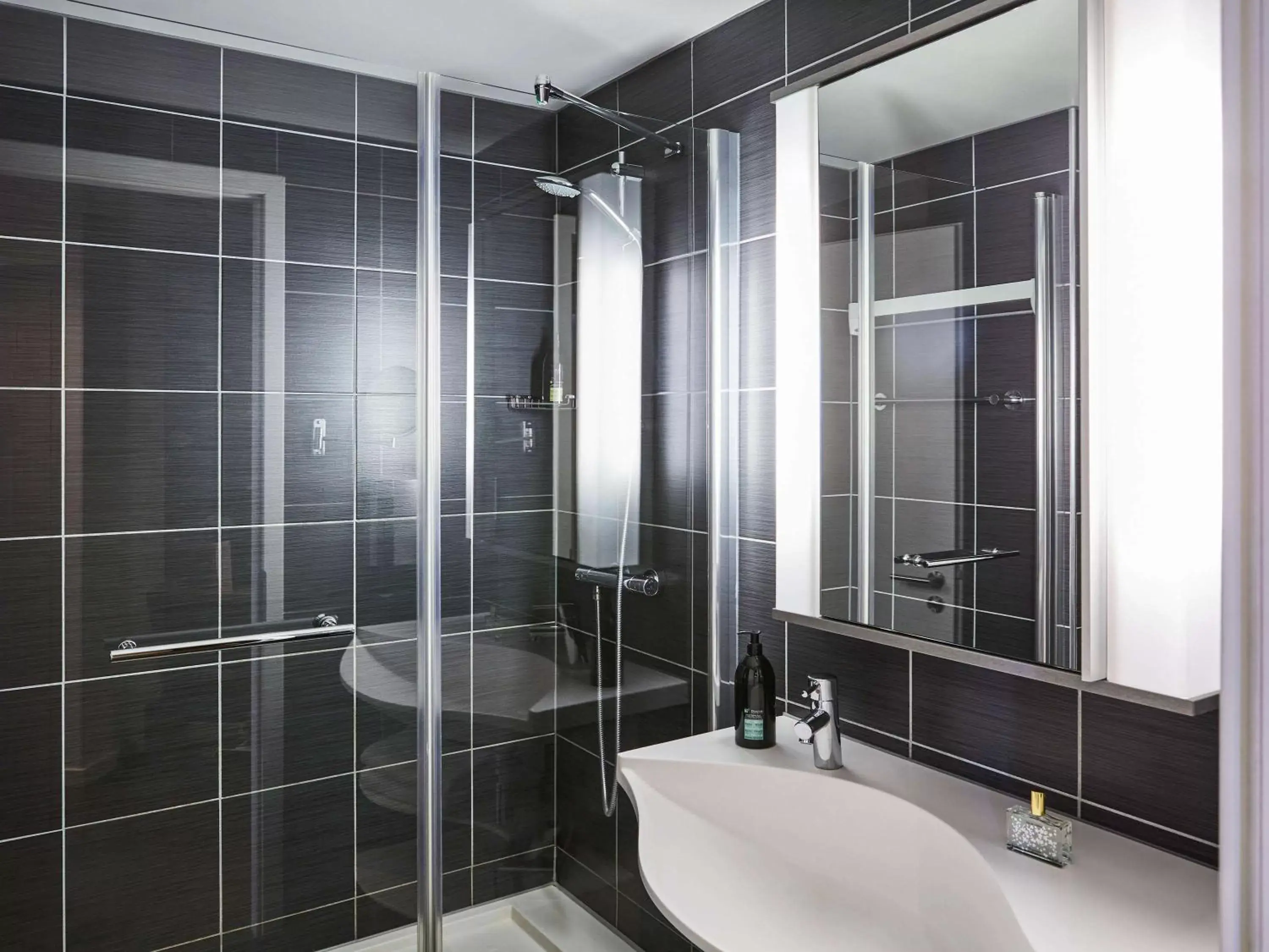 Photo of the whole room, Bathroom in Aparthotel Adagio Liverpool City Centre