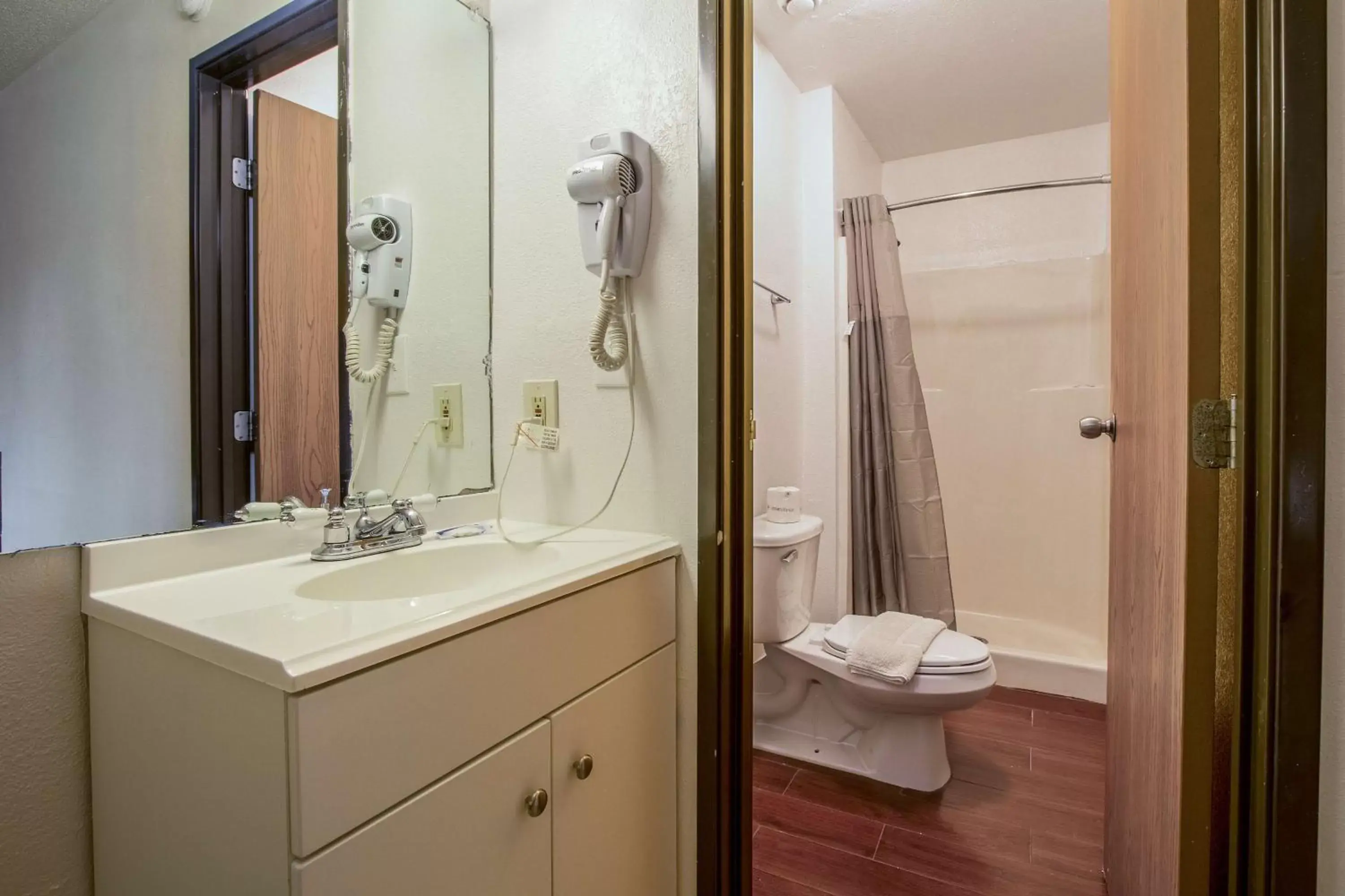 Toilet, Bathroom in Motel 6-Ashland, OH