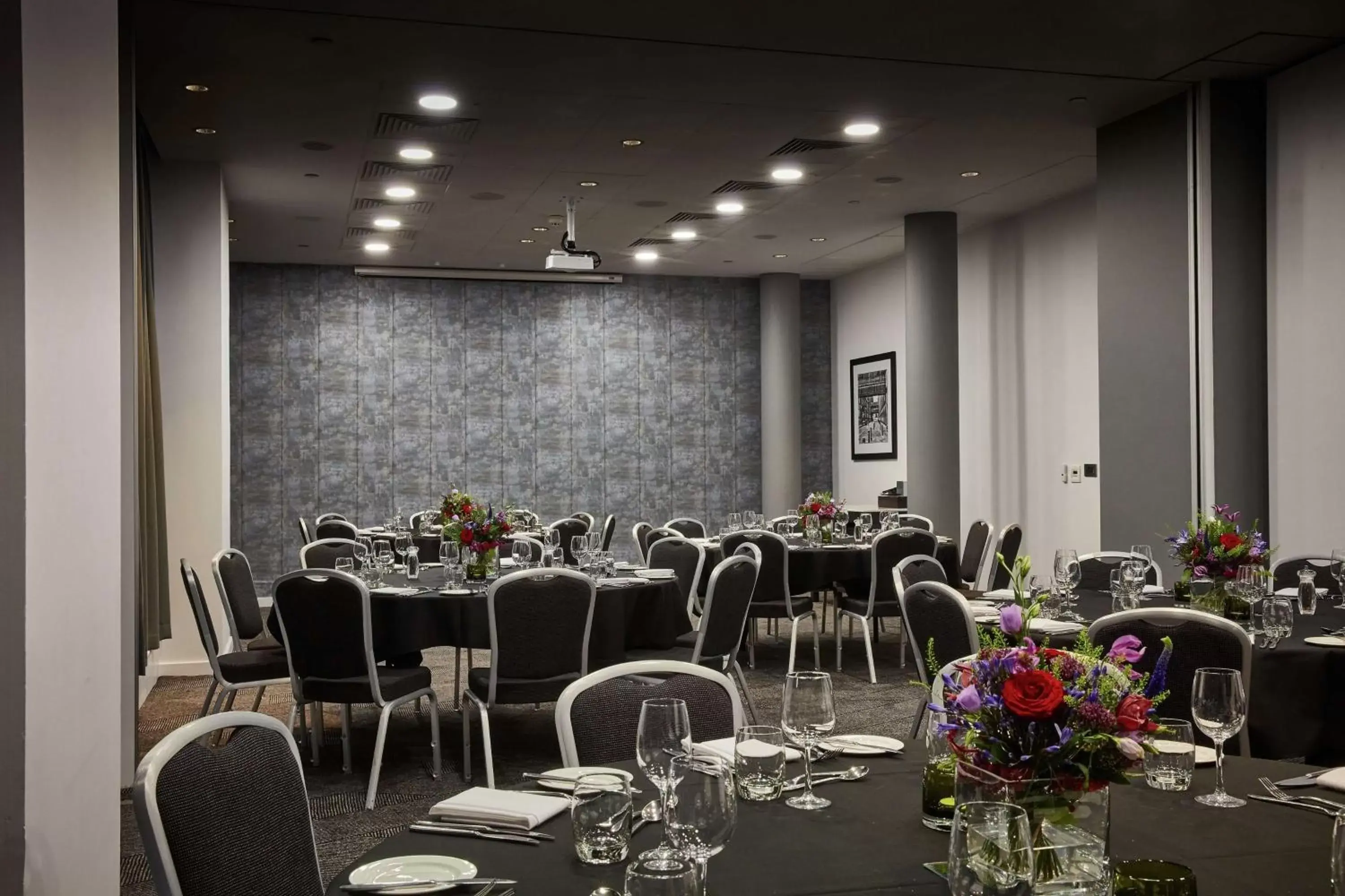 Meeting/conference room, Restaurant/Places to Eat in DoubleTree by Hilton Manchester Piccadilly