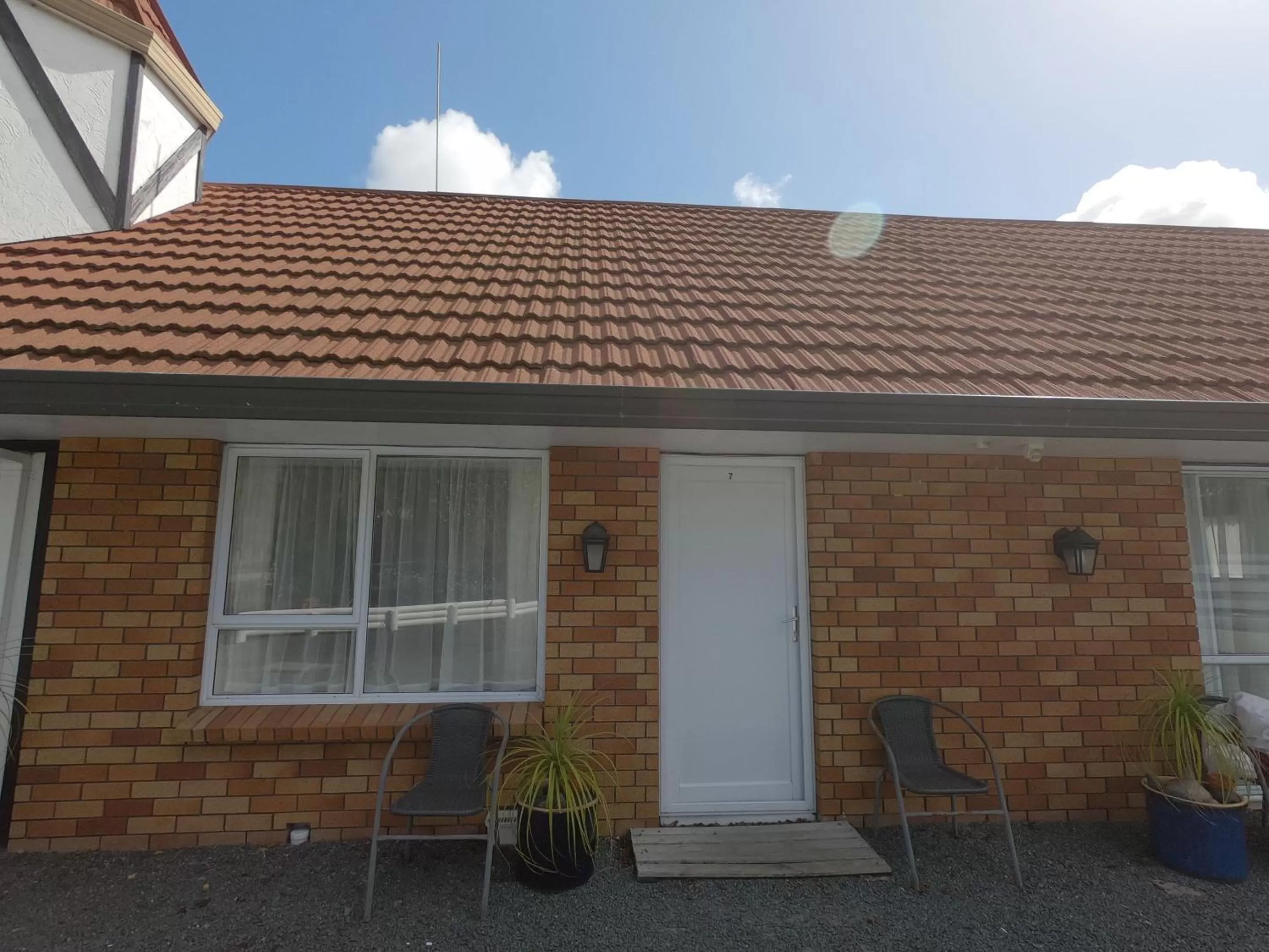 Facade/entrance in Castle Court Motel