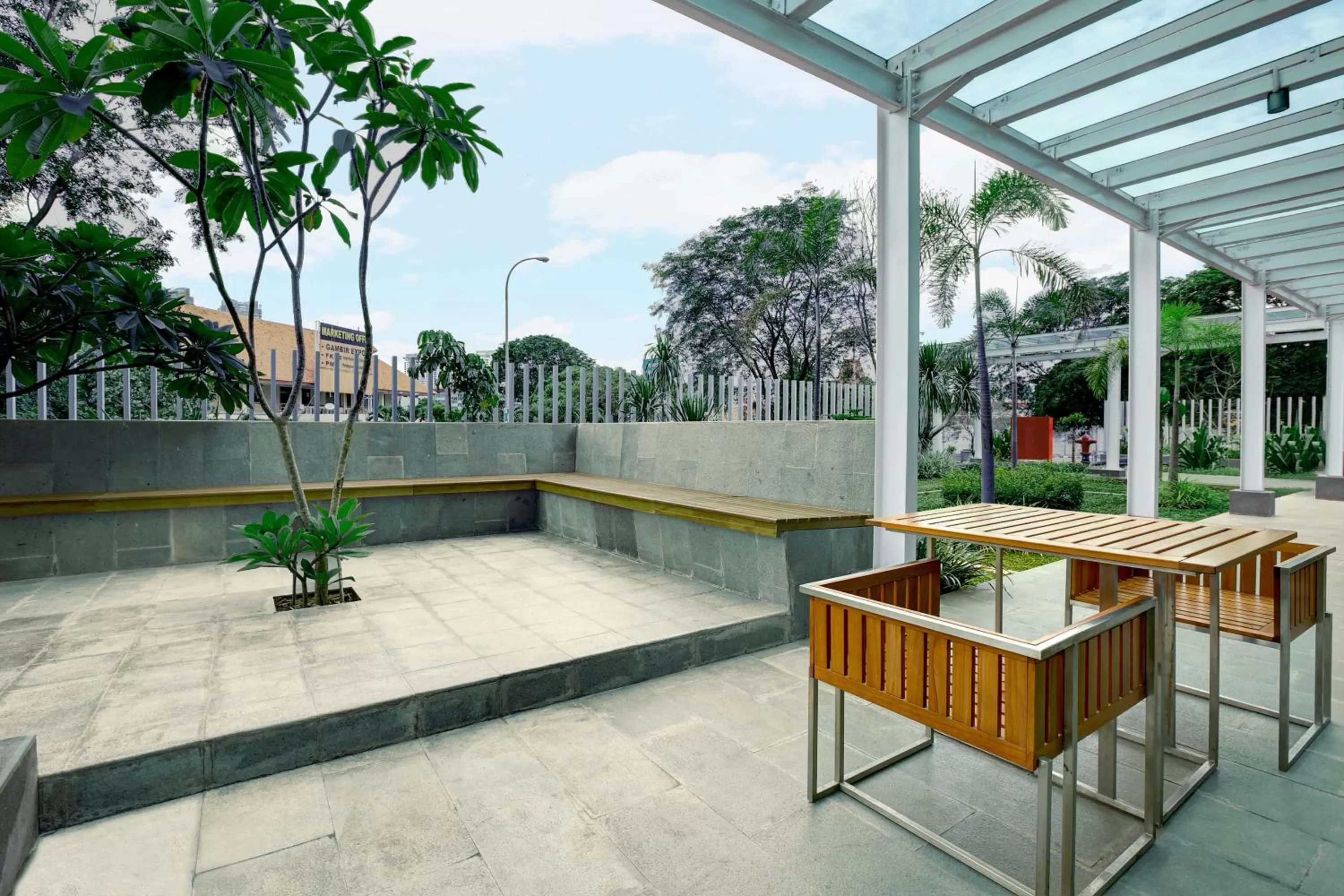 Restaurant/places to eat in Holiday Inn Express Jakarta International Expo by IHG