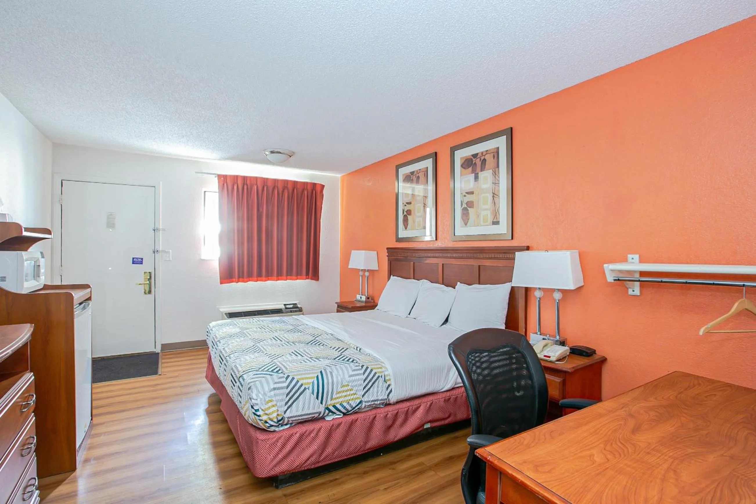 Bedroom, Bed in Motel 6-Dayton, OH - Englewood
