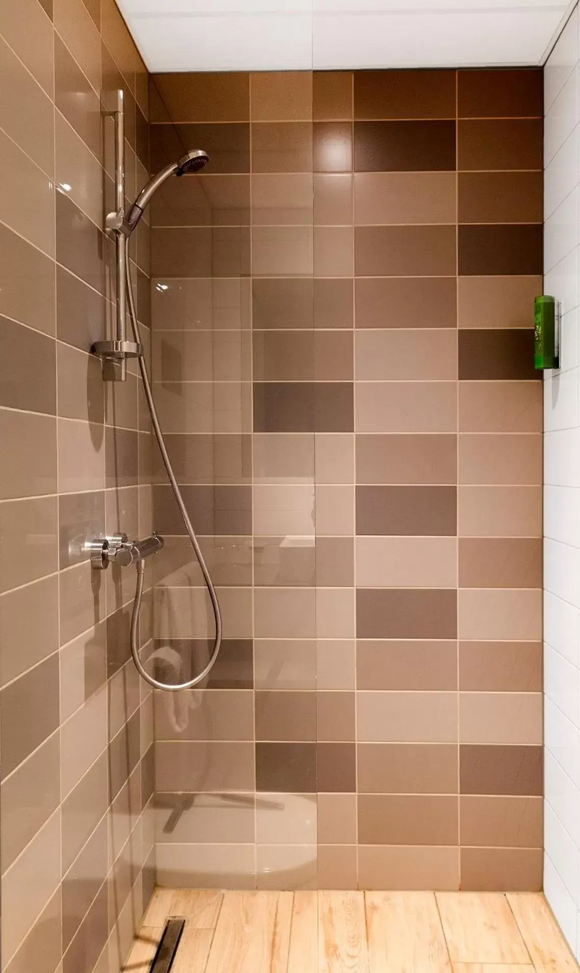 Shower, Bathroom in U Parkhotel