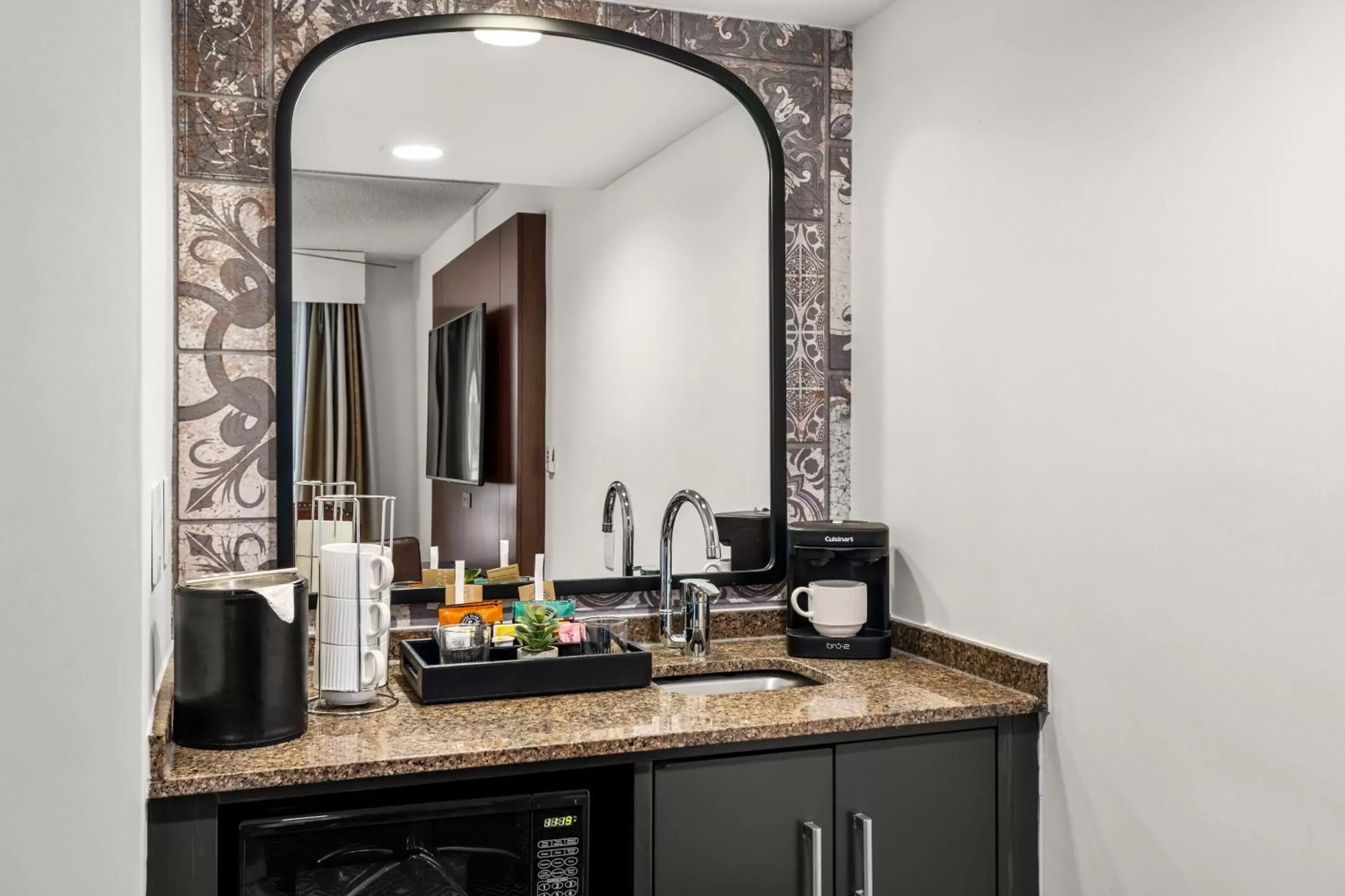 Coffee/tea facilities, Kitchen/Kitchenette in Embassy Suites by Hilton Los Angeles International Airport South