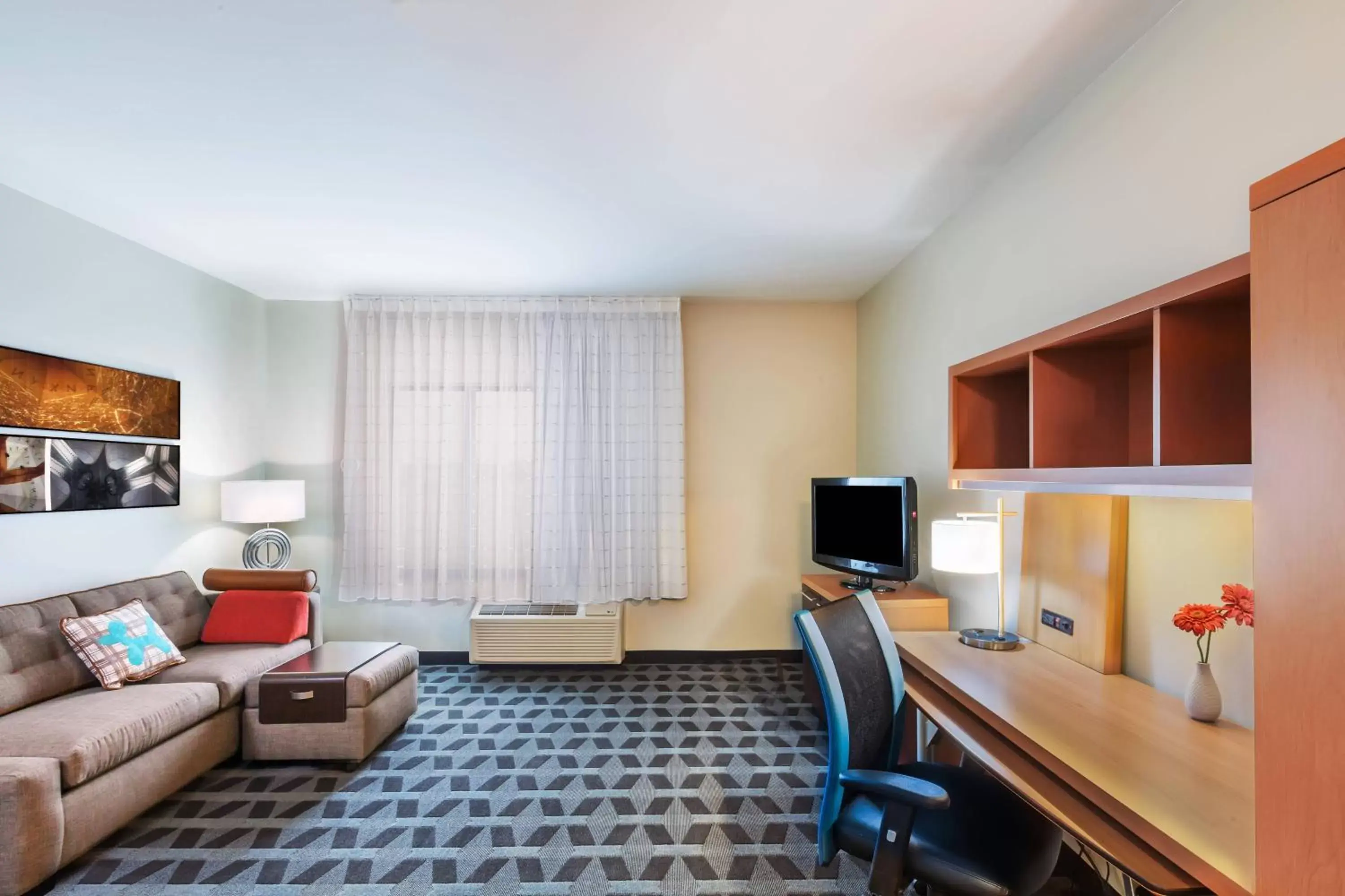 Bedroom, TV/Entertainment Center in TownePlace Suites by Marriott Tulsa North/Owasso