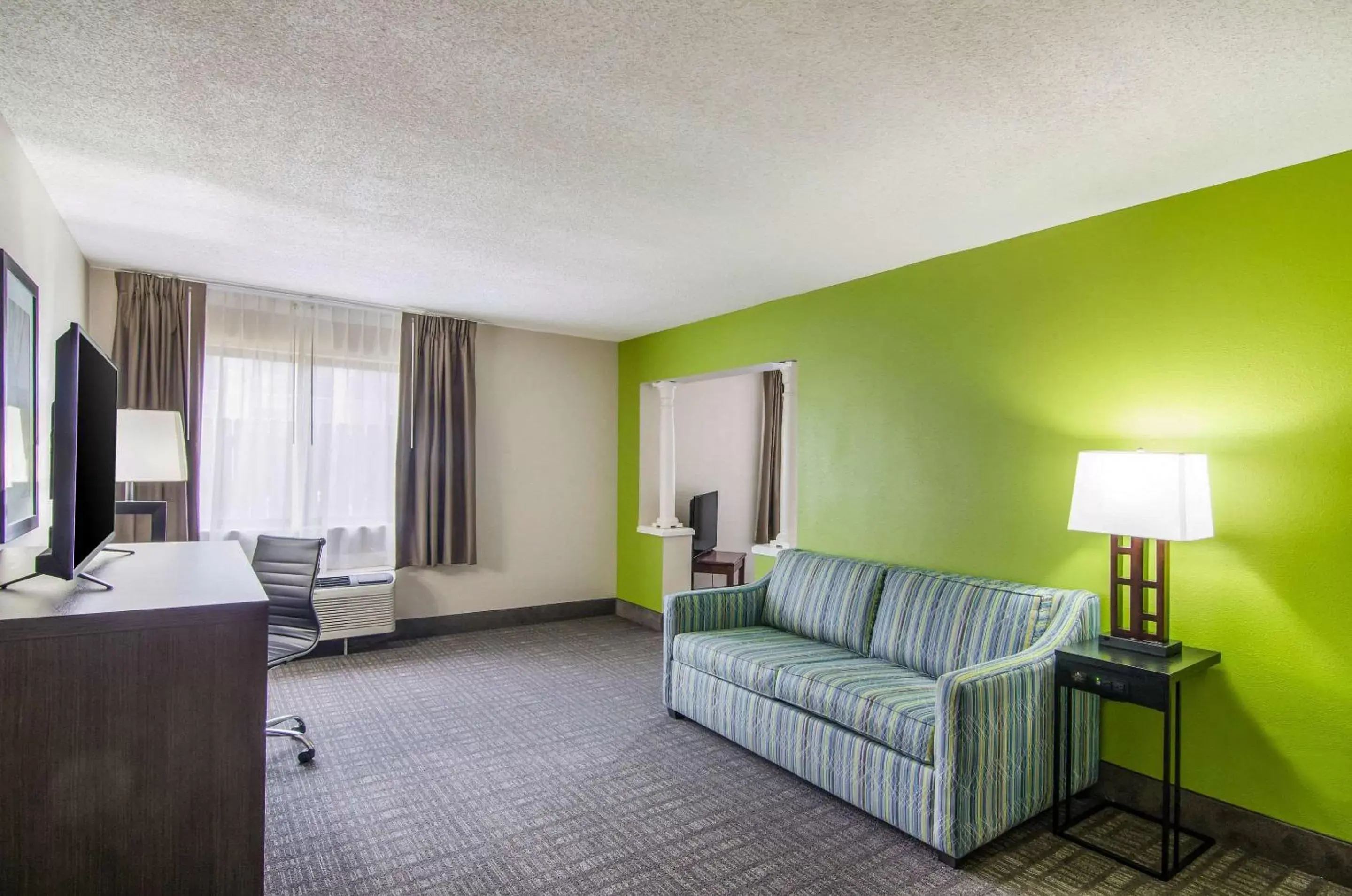 Bedroom, Seating Area in Quality Inn Saraland