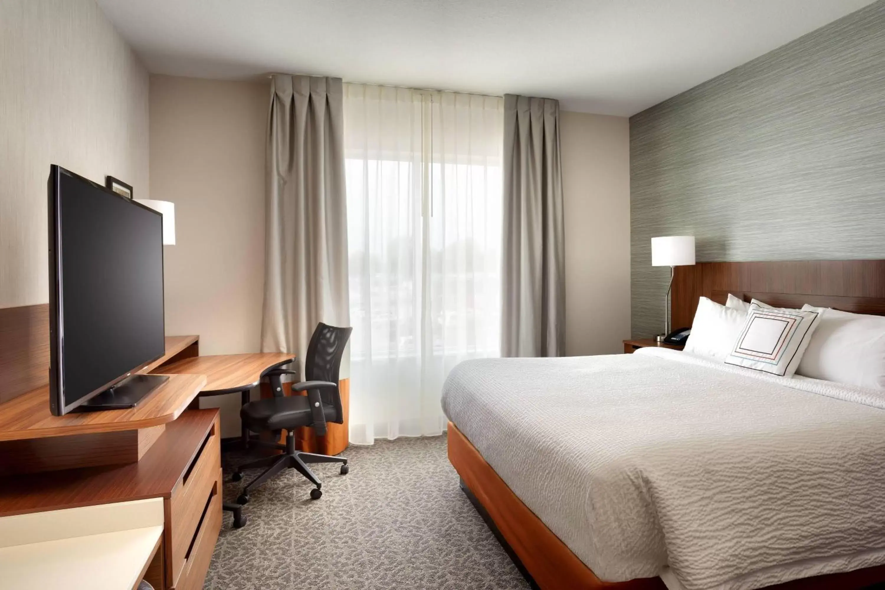Photo of the whole room, Bed in Fairfield Inn & Suites by Marriott Springfield North