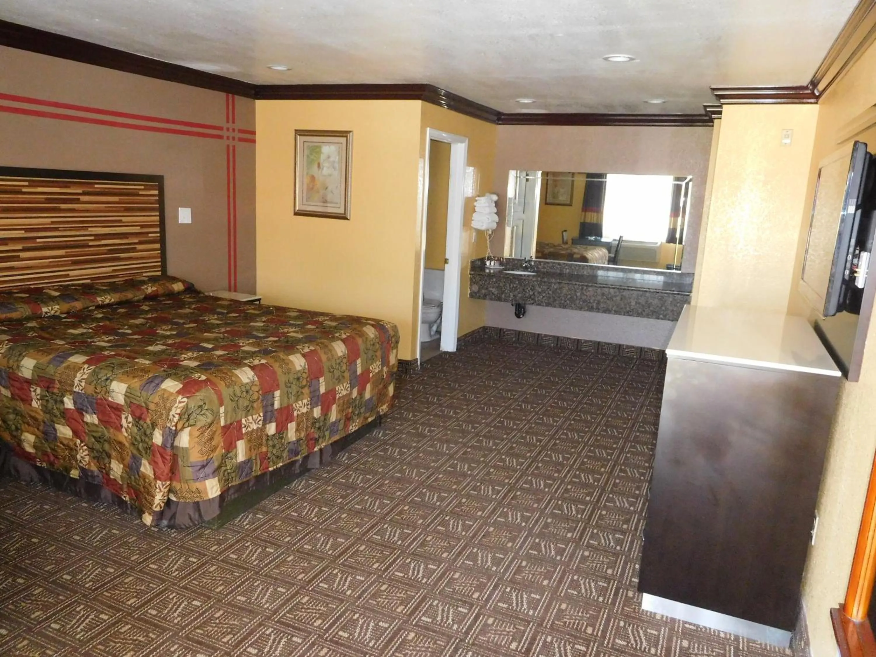 Photo of the whole room, Bed in Diamond Inn