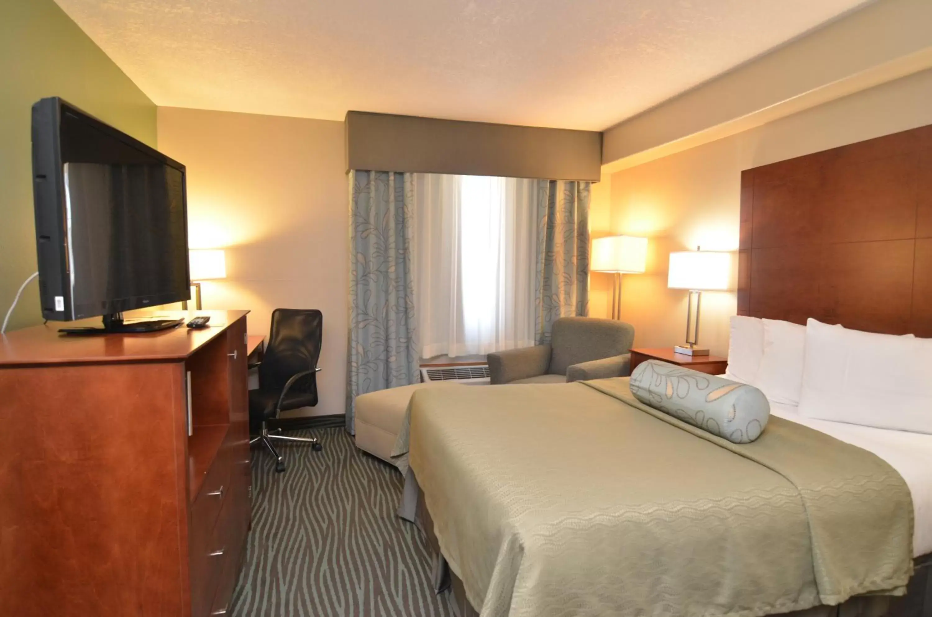 Bedroom, Bed in AmericInn by Wyndham Des Moines Airport