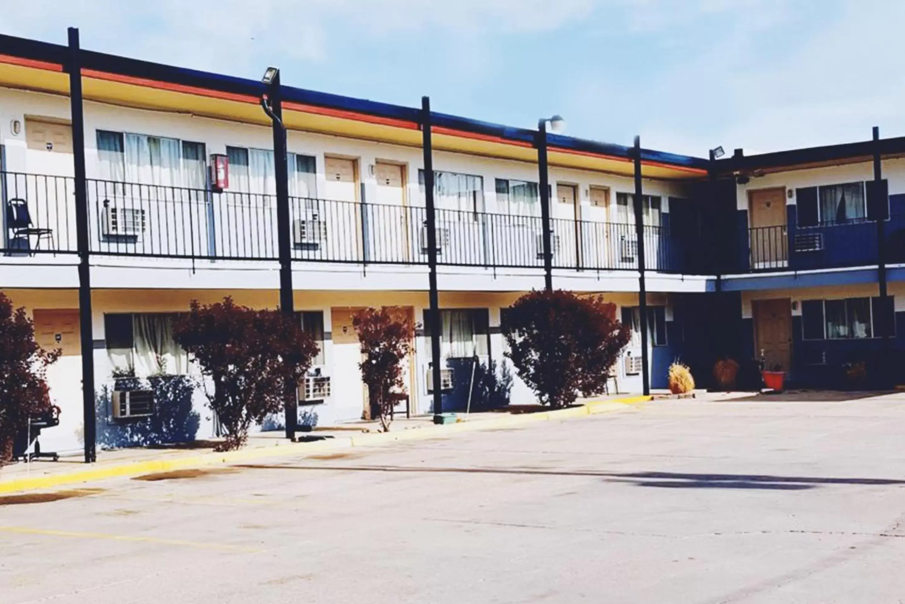 Property Building in Sky-Palace Inn & Suites Hutchinson