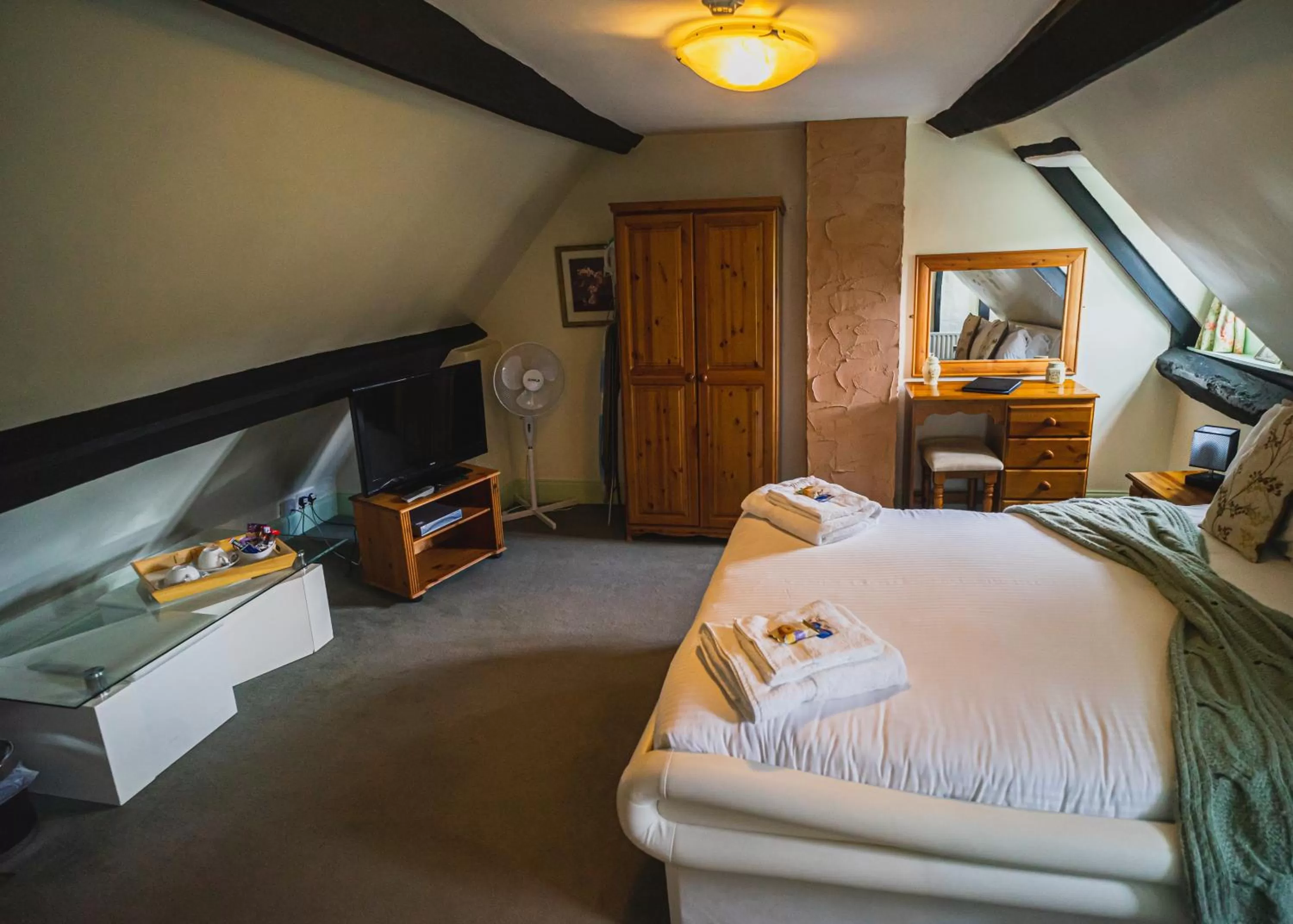 Bedroom, Bed in The Mug House Inn