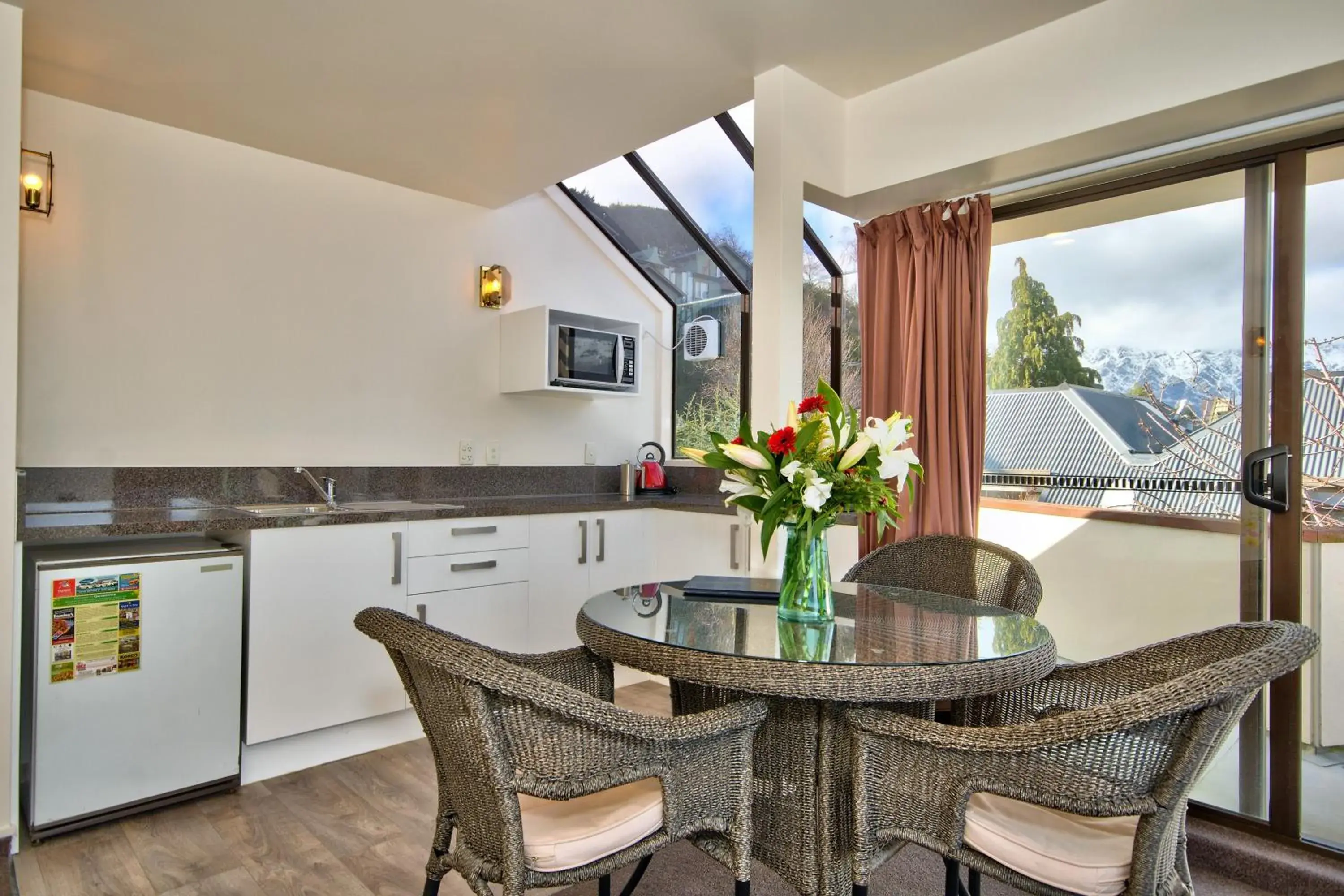 Dining area, Kitchen/Kitchenette in Melbourne Lodge