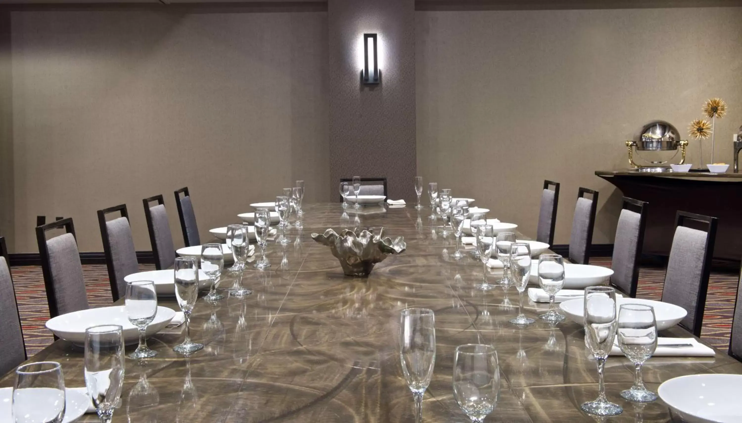 Meeting/conference room, Restaurant/Places to Eat in Embassy Suites by Hilton Dulles Airport
