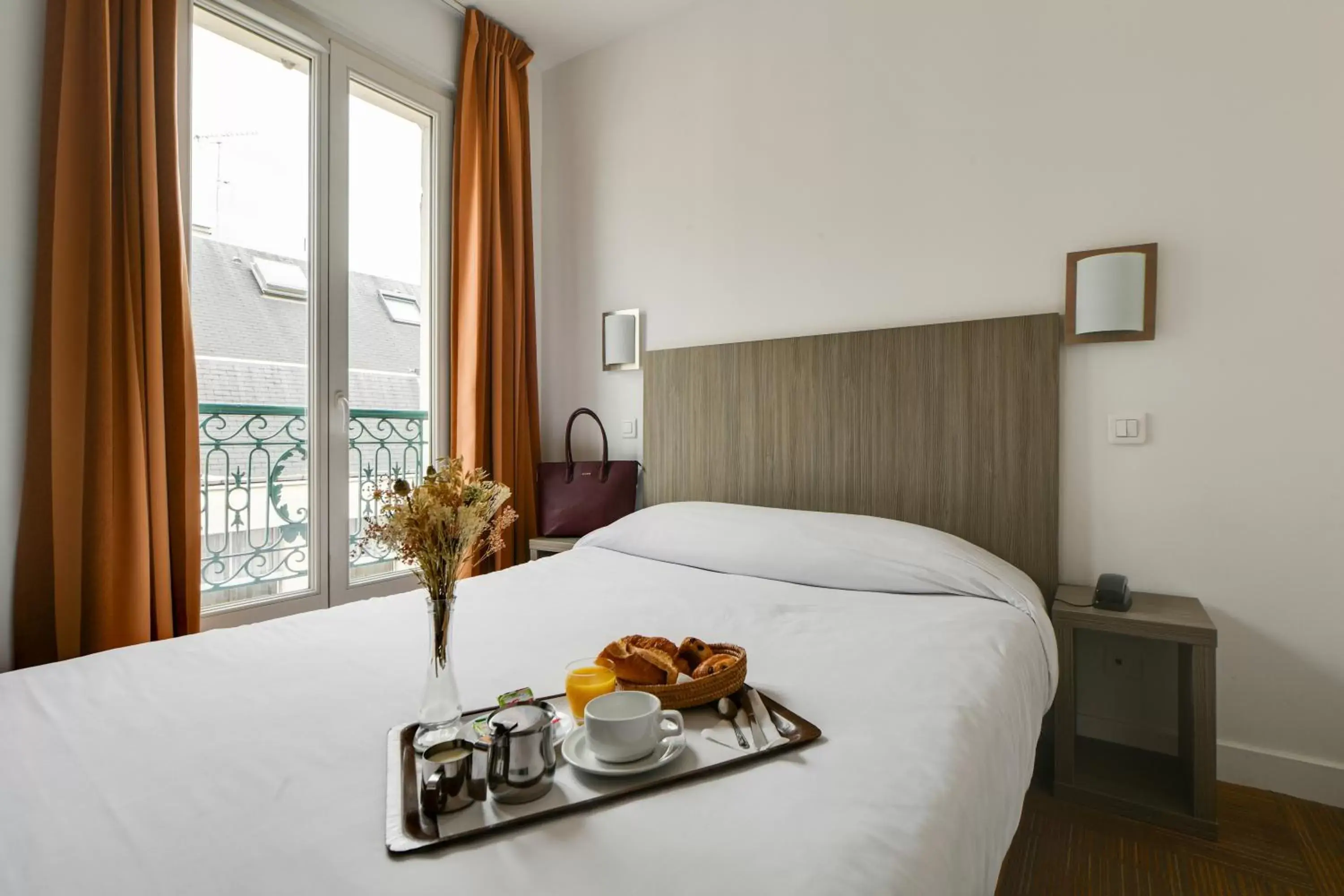Photo of the whole room, Bed in Louisa Hotel Paris