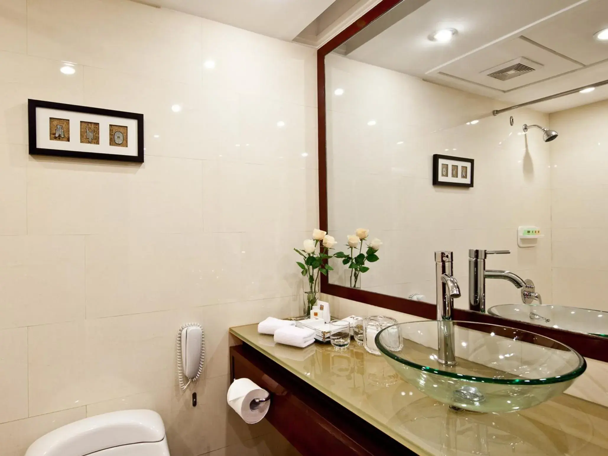 Bathroom in Rosedale Hotel & Suite