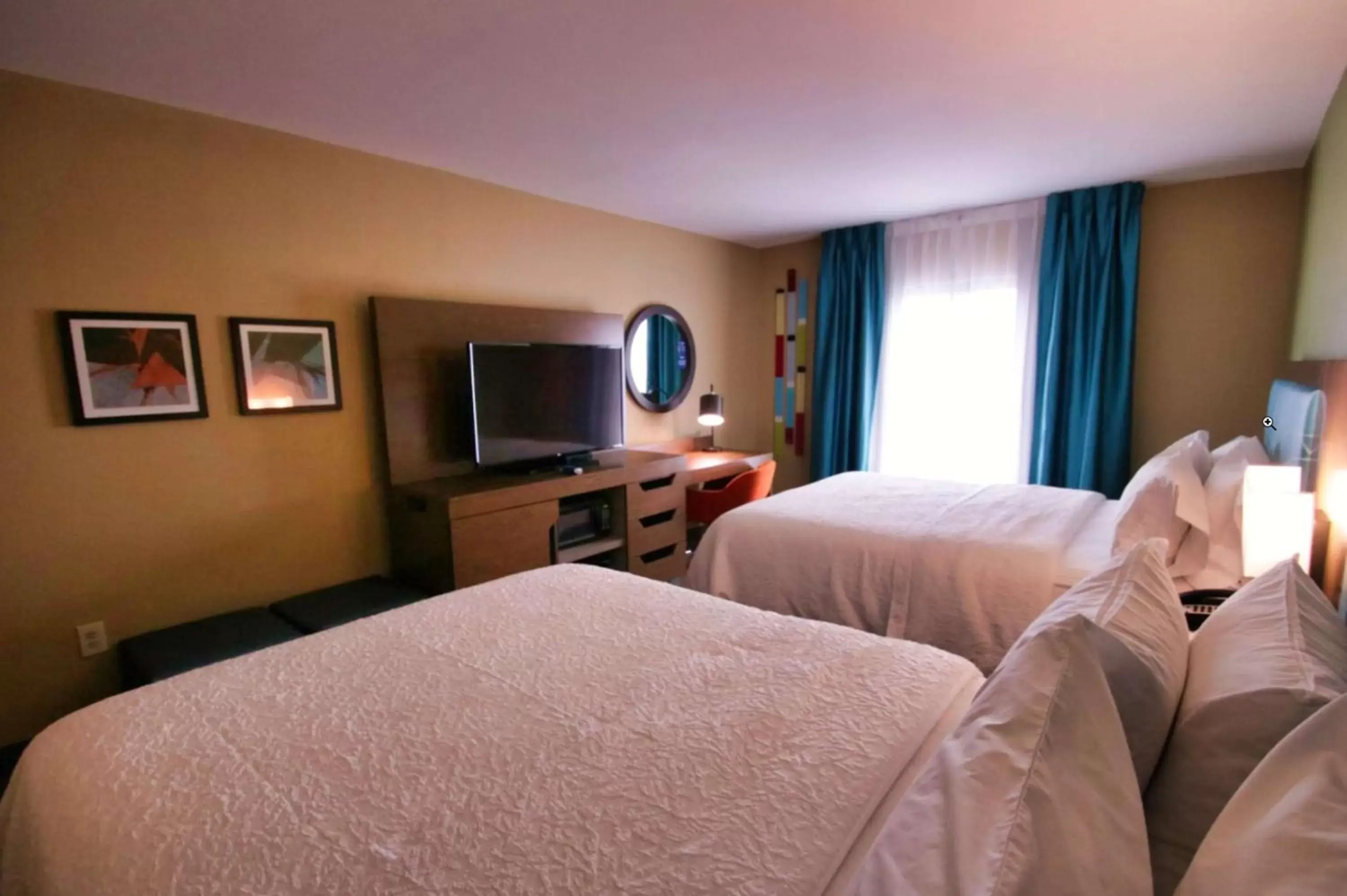 Bedroom in Hampton Inn & Suites Jacksonville Beach Boulevard/Mayo Clinic