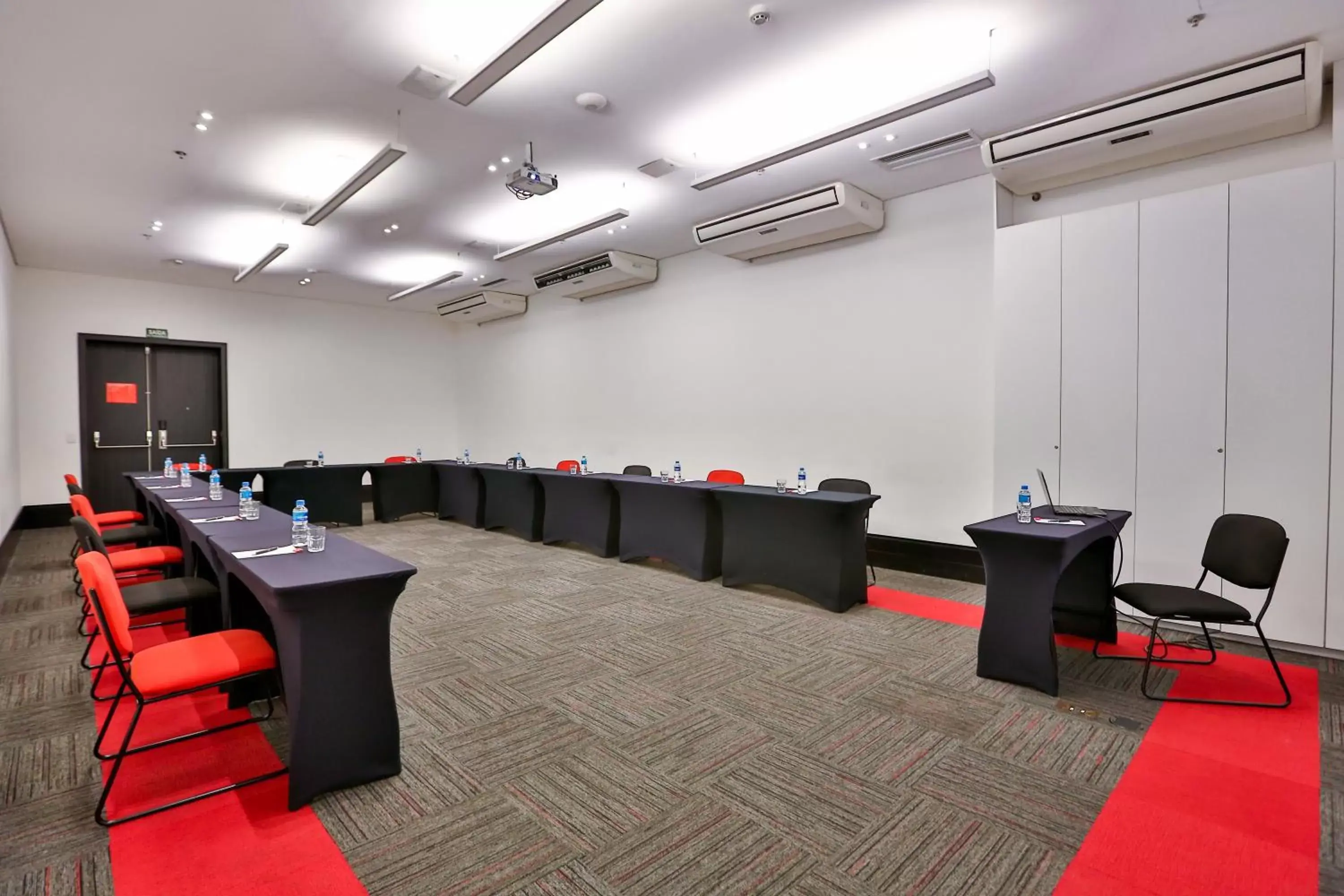 Meeting/conference room in Radisson RED Campinas