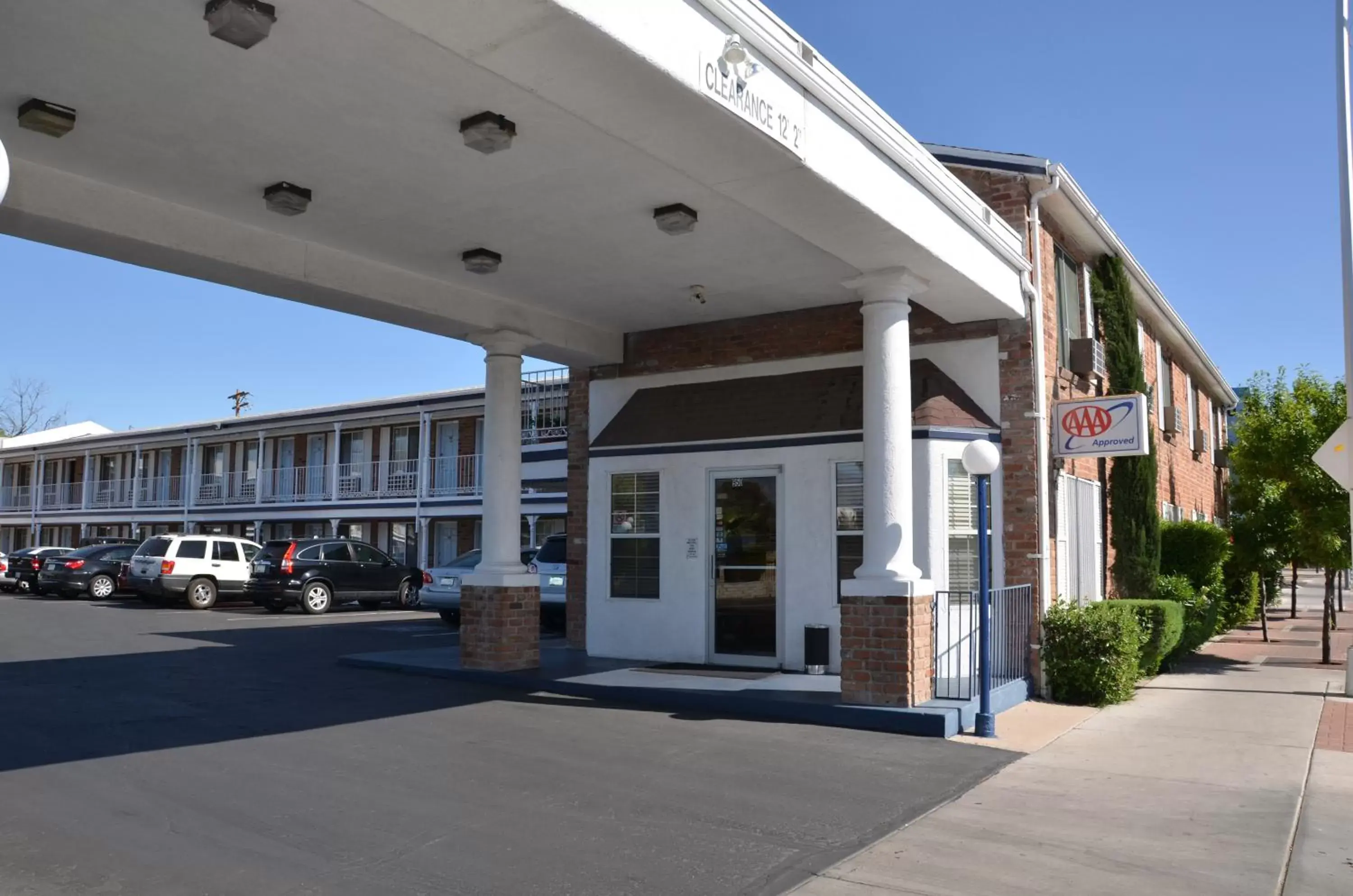 Facade/entrance, Property Building in University Inn