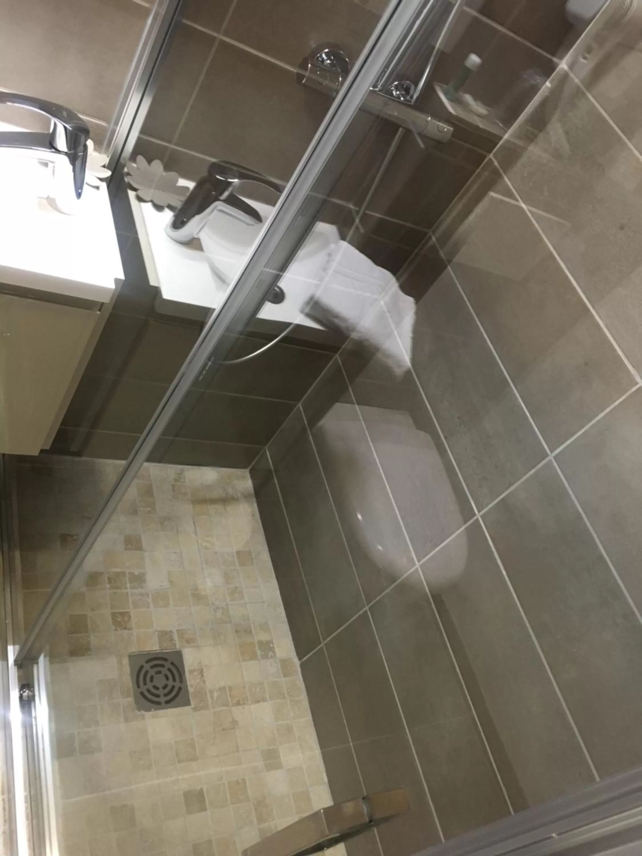 Shower in Hôtel Le Biarritz - Vichy