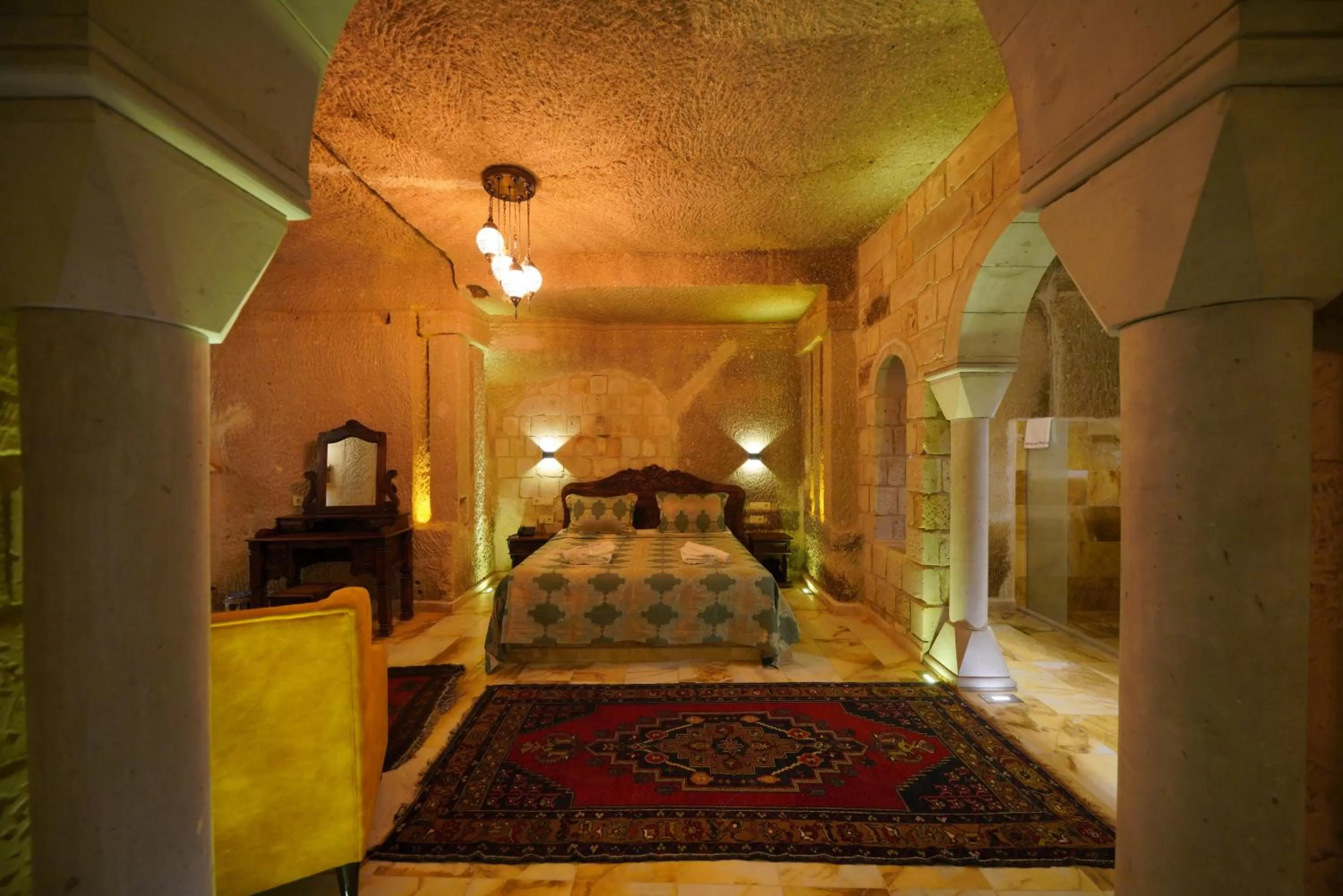 Photo of the whole room, Bed in Shoestring Cave House
