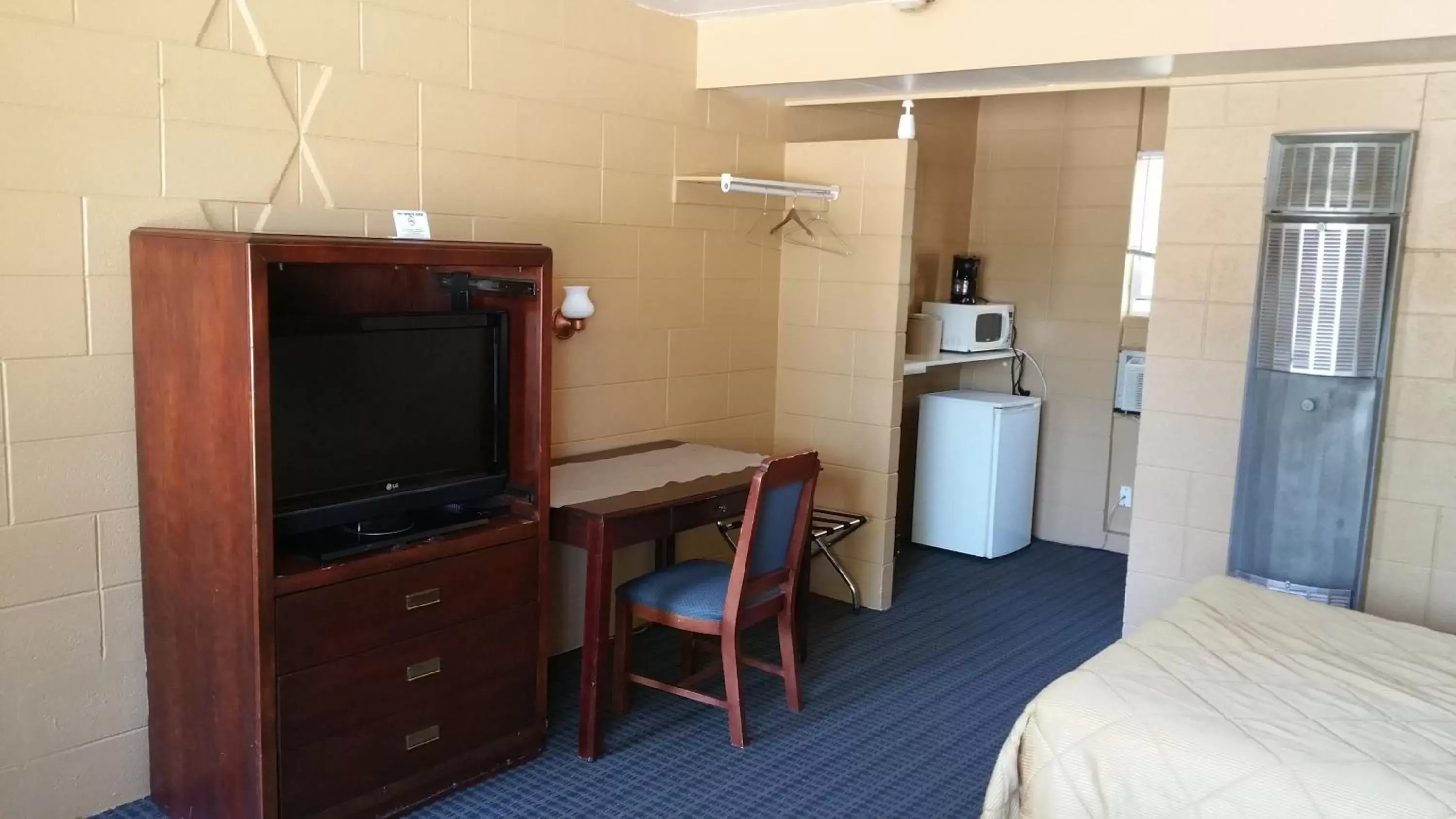 Communal lounge/ TV room, Kitchen/Kitchenette in Riverview Motel