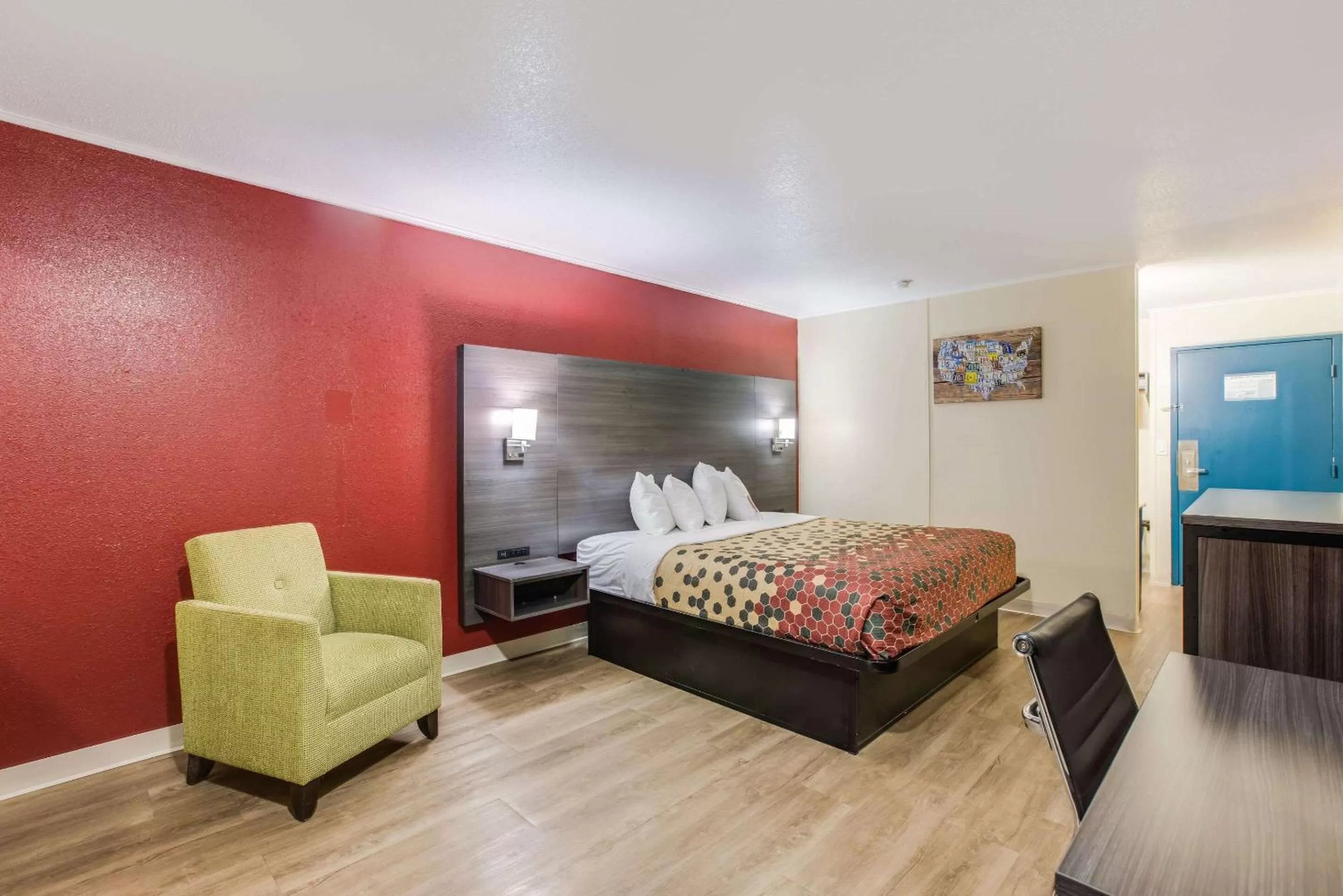 Photo of the whole room, Bed in Econo Lodge Garden City - Savannah