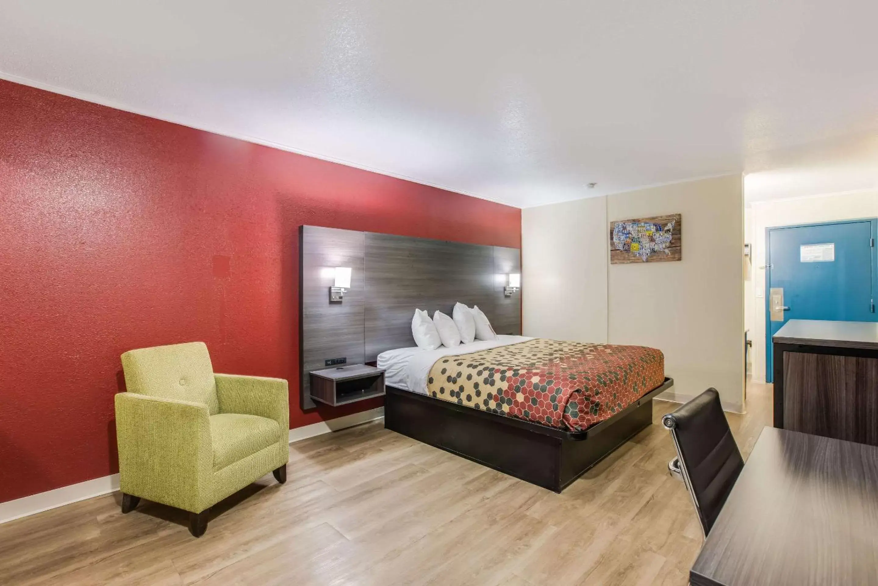 Photo of the whole room, Bed in Econo Lodge Garden City