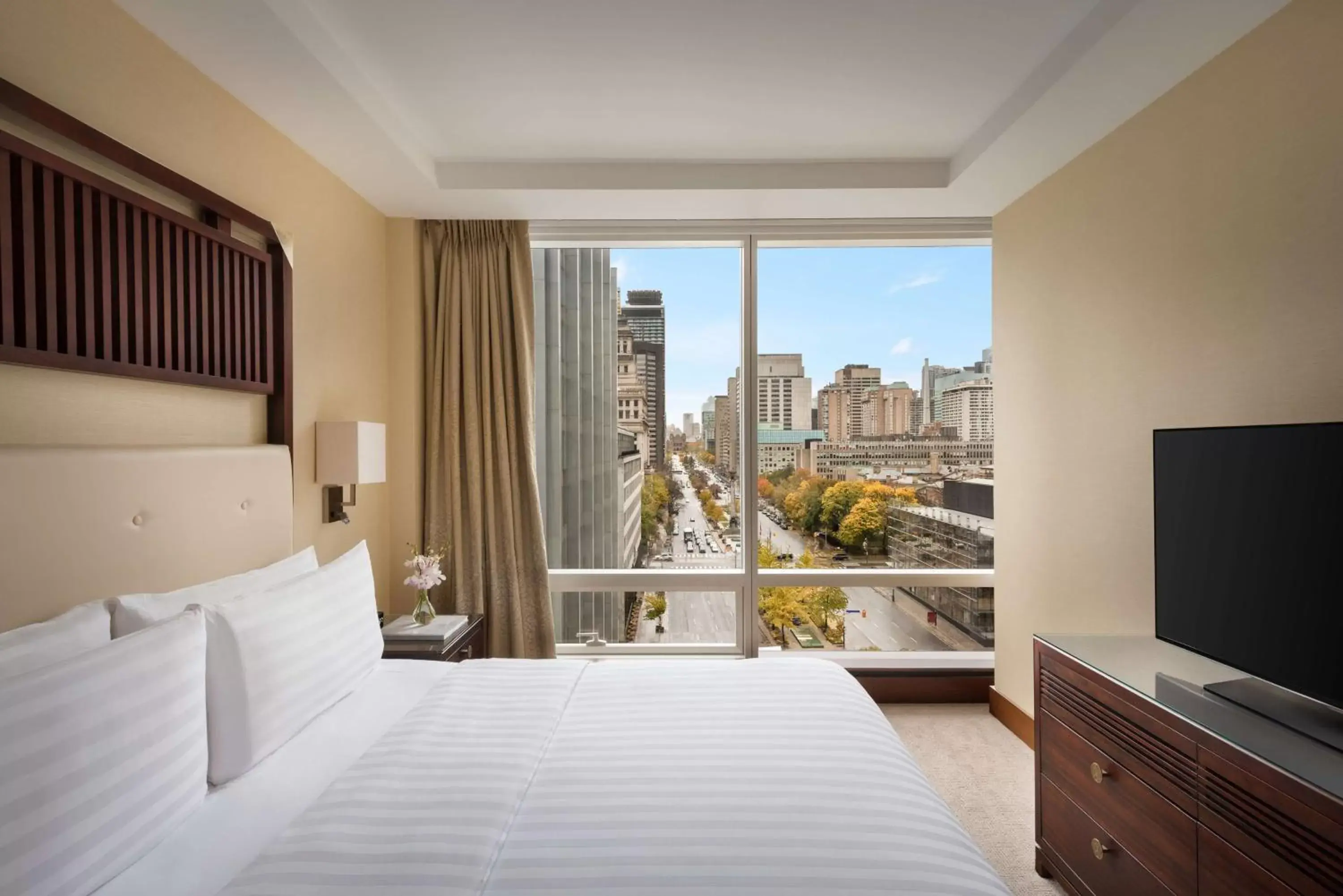 Photo of the whole room, Bed in Shangri-La Toronto Photo of the whole room, Bed in Shangri-La Toronto