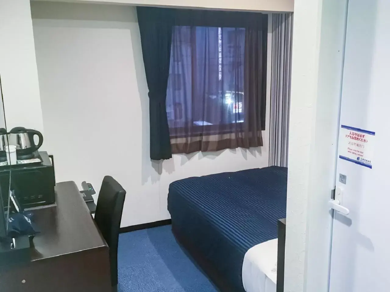 Bed, TV/Entertainment Center in HOTEL LiVEMAX Yokkaichi Ekimae