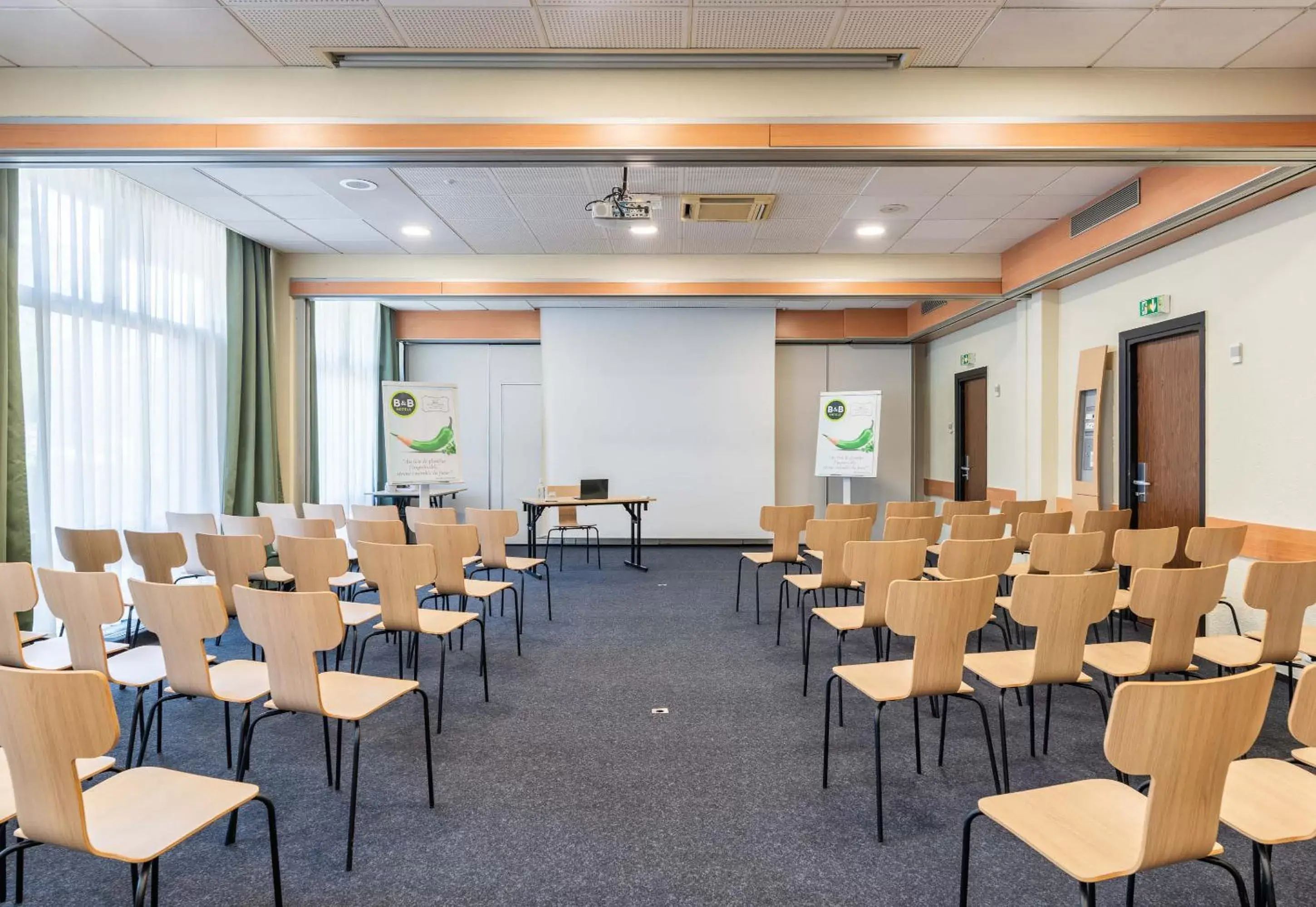 Meeting/conference room in B&B HOTEL Lyon Nord 4 étoiles