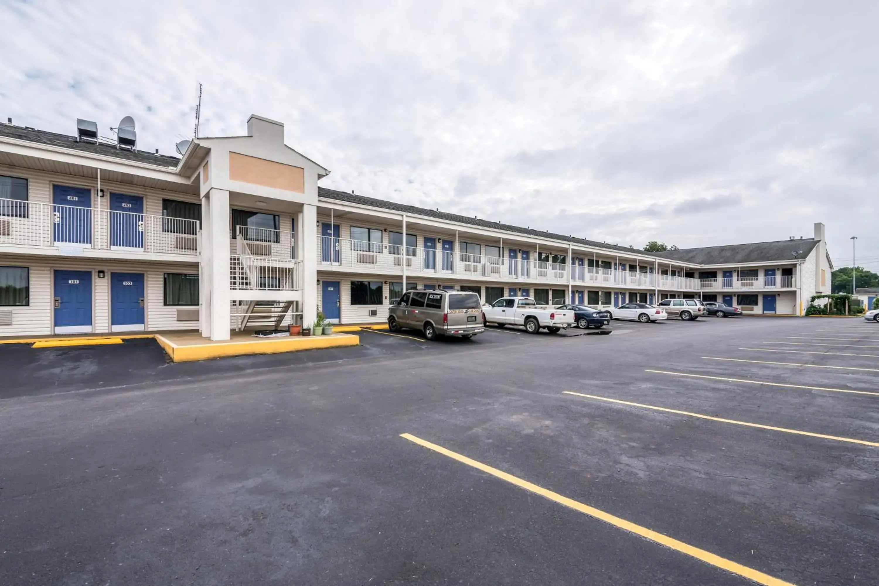 Facade/entrance, Property Building in Motel 6-Anniston, AL