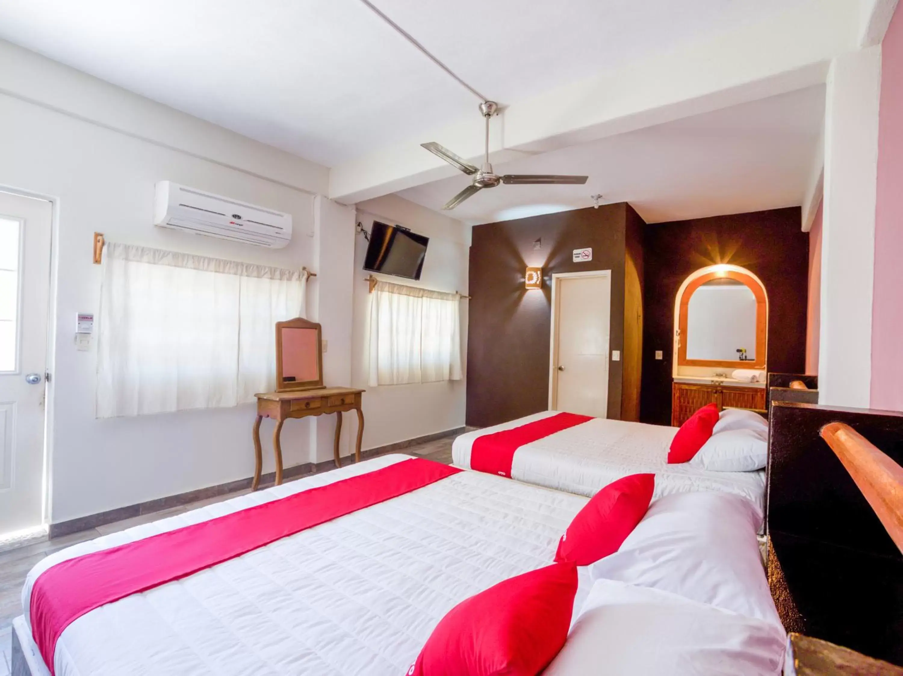 Photo of the whole room, Bed in OYO Hotel Posada Lys, Zihuatanejo