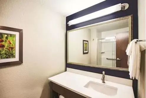 Bathroom in La Quinta by Wyndham Wichita Northeast