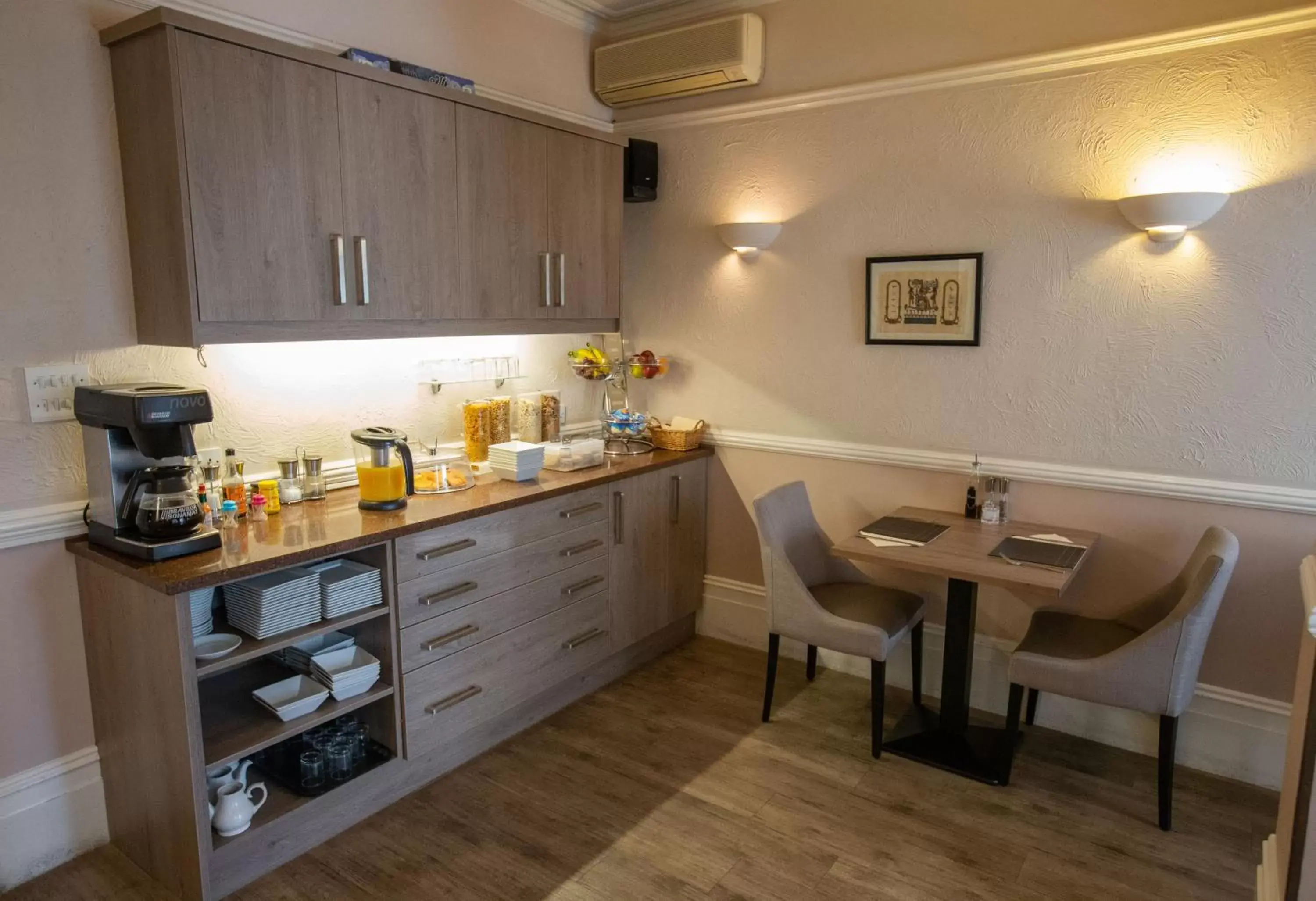 Dining area, Kitchen/Kitchenette in Corner House Hotel Gatwick