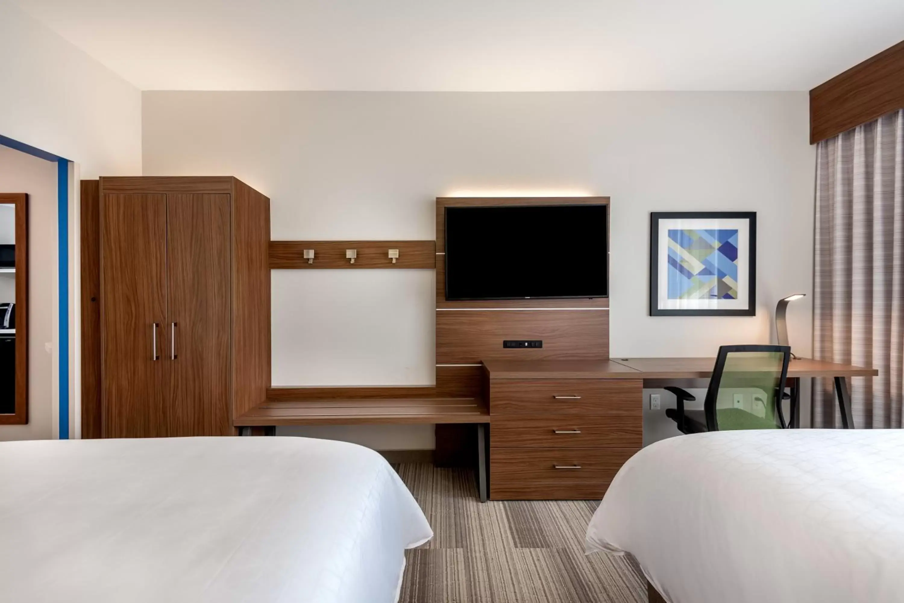 TV and multimedia, Bed in Holiday Inn Express & Suites Santa Ana - Orange County, an IHG Hotel