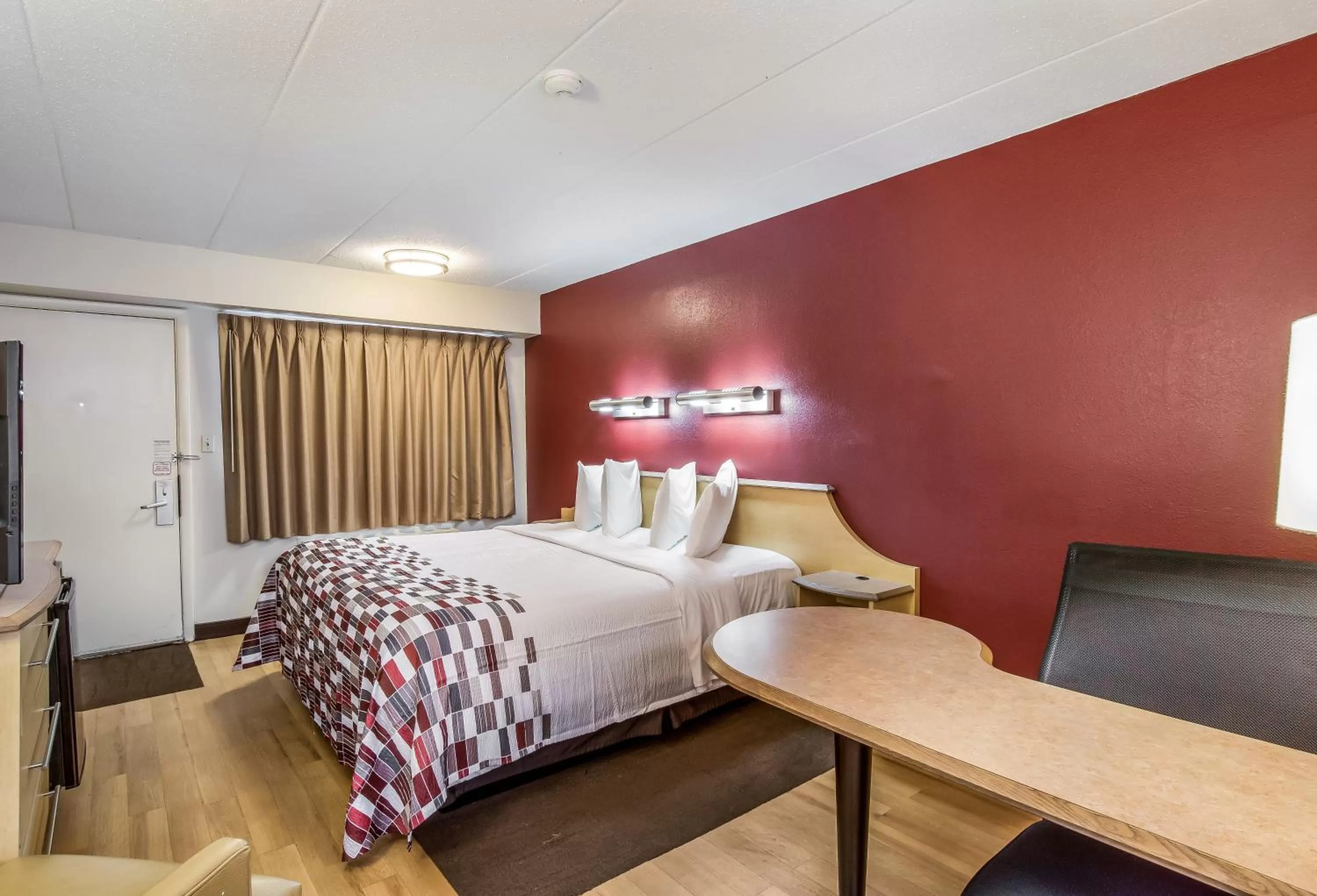 Photo of the whole room, Bed in Red Roof Inn Detroit - Plymouth/Canton