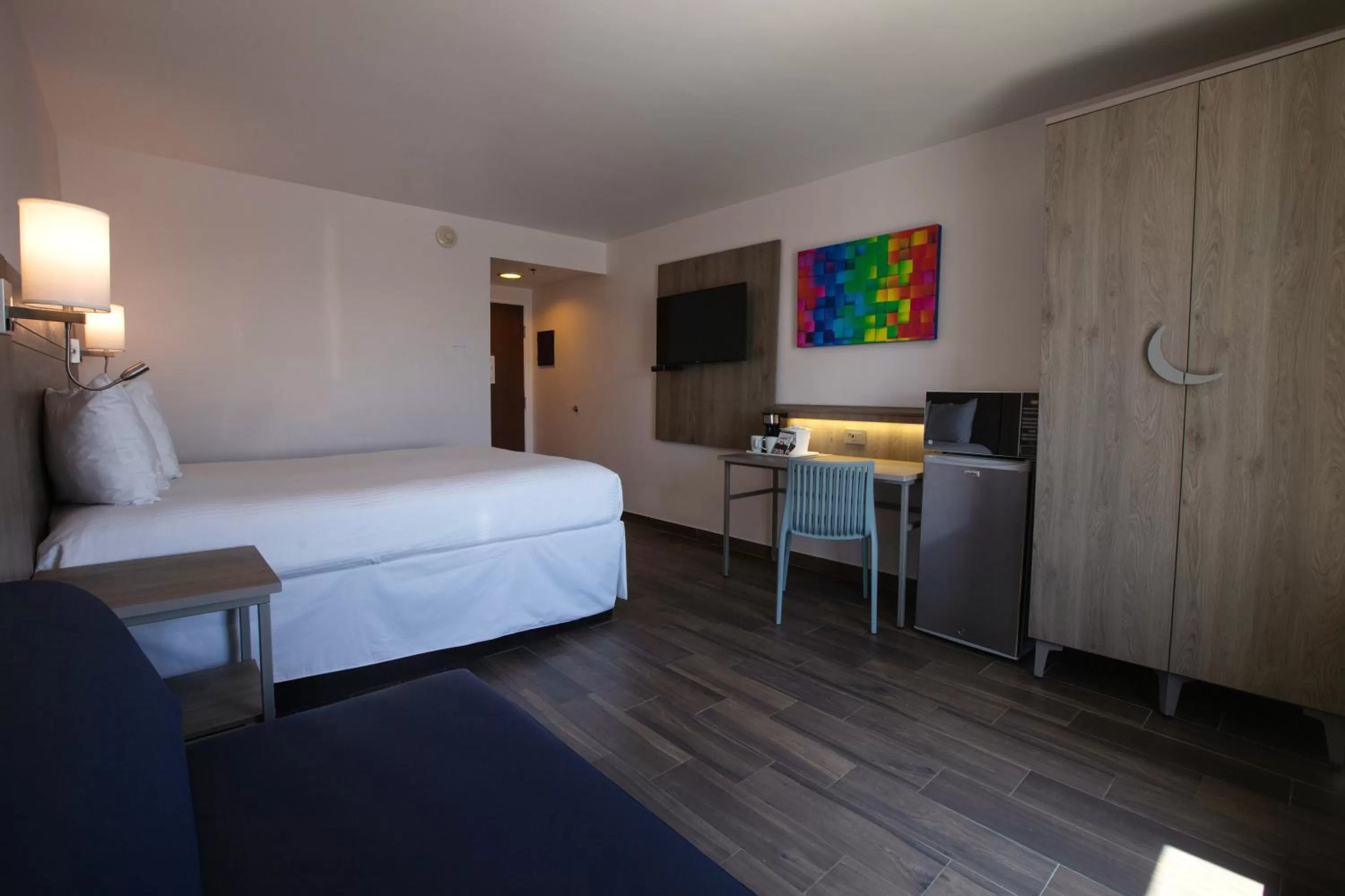 Bedroom, Bed in Hotel Mesaluna Near American Consulate