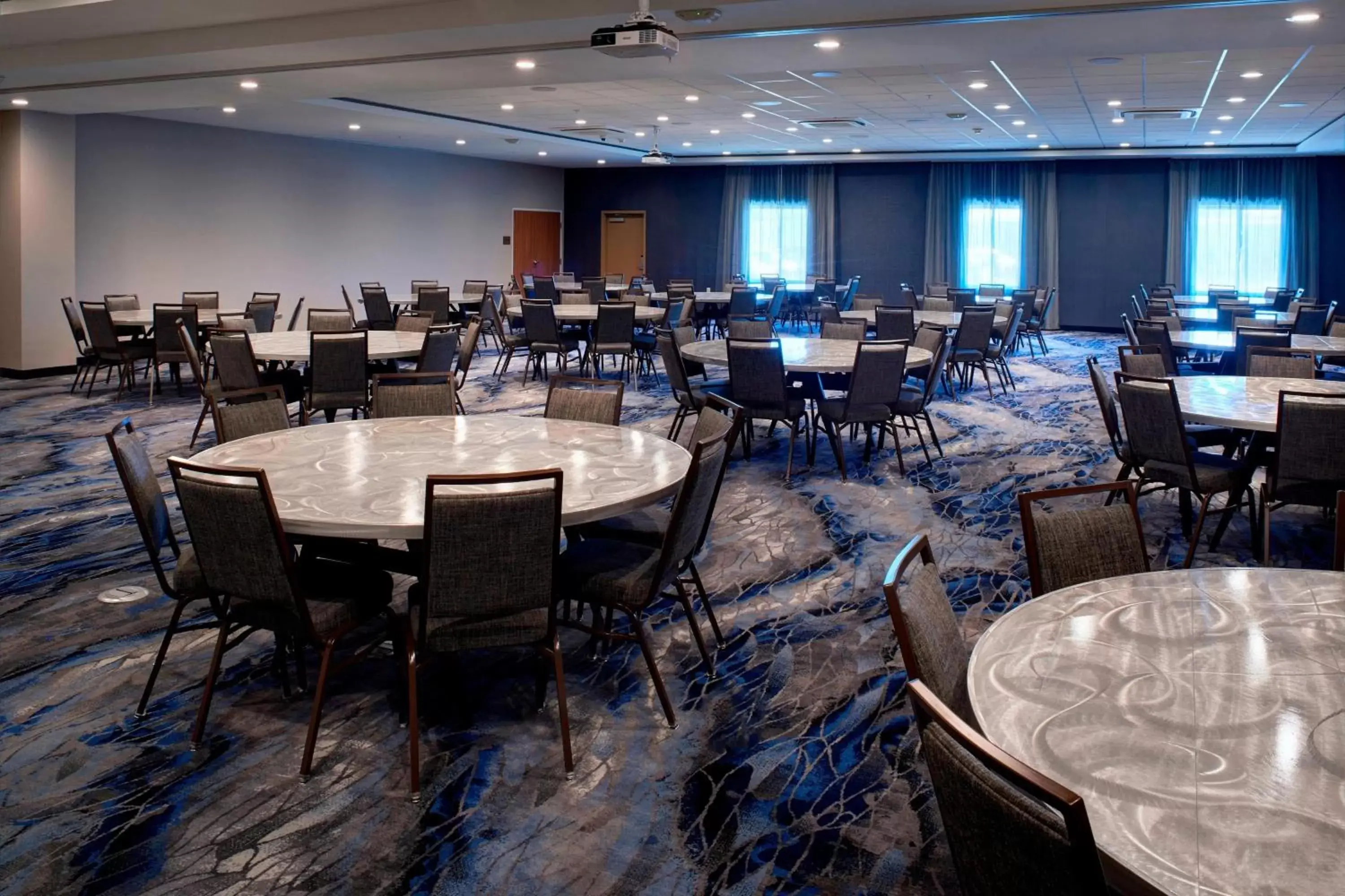 Meeting/conference room, Restaurant/Places to Eat in Fairfield Inn & Suites by Marriott Columbus, IN
