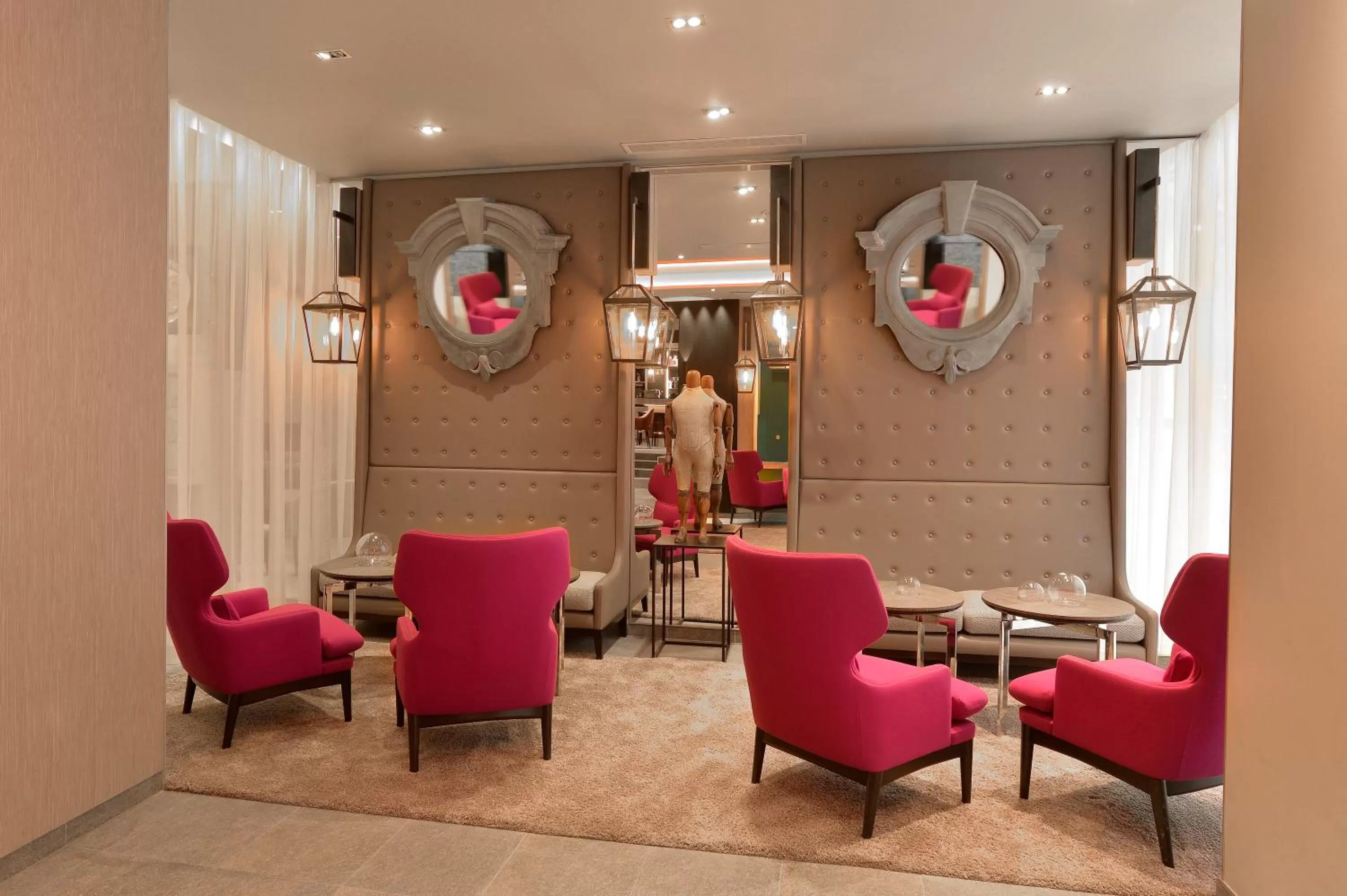 Lobby or reception in Hotel La Lanterne & Spa By Timhotel