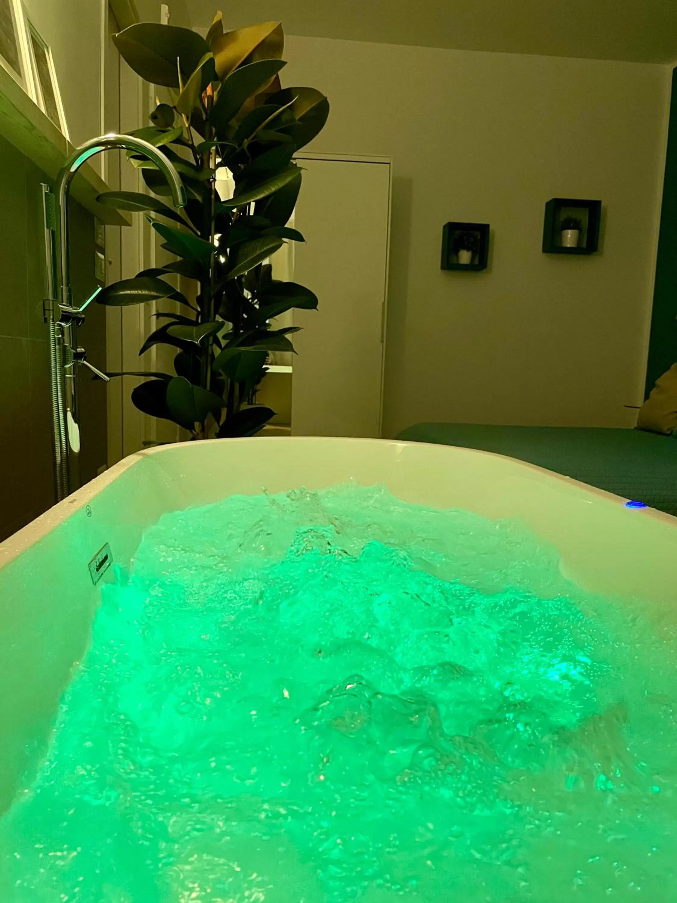 Hot Tub in Le Coq Suites