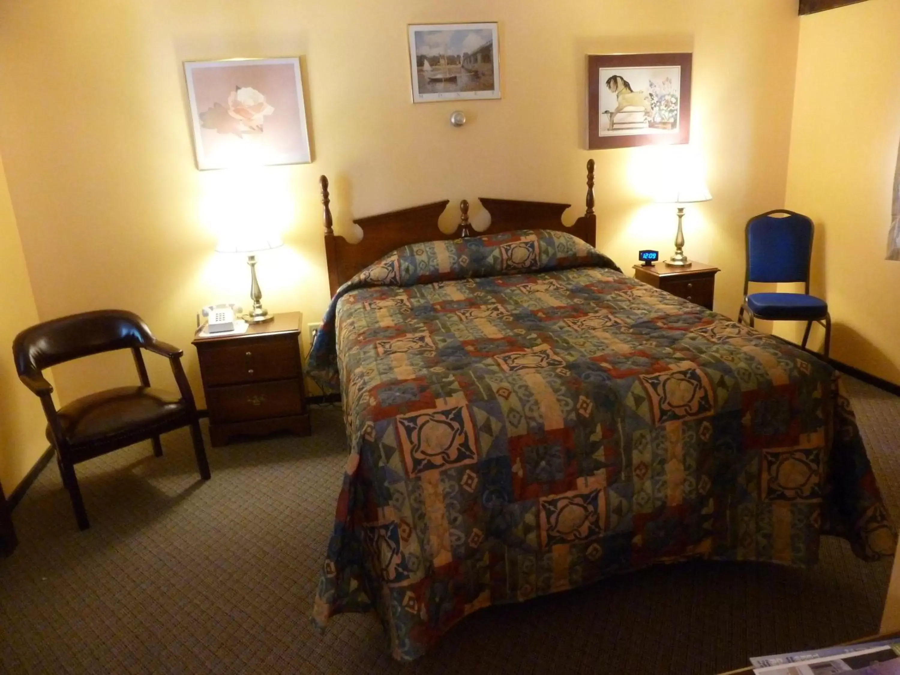 Photo of the whole room, Bed in Viking Motel