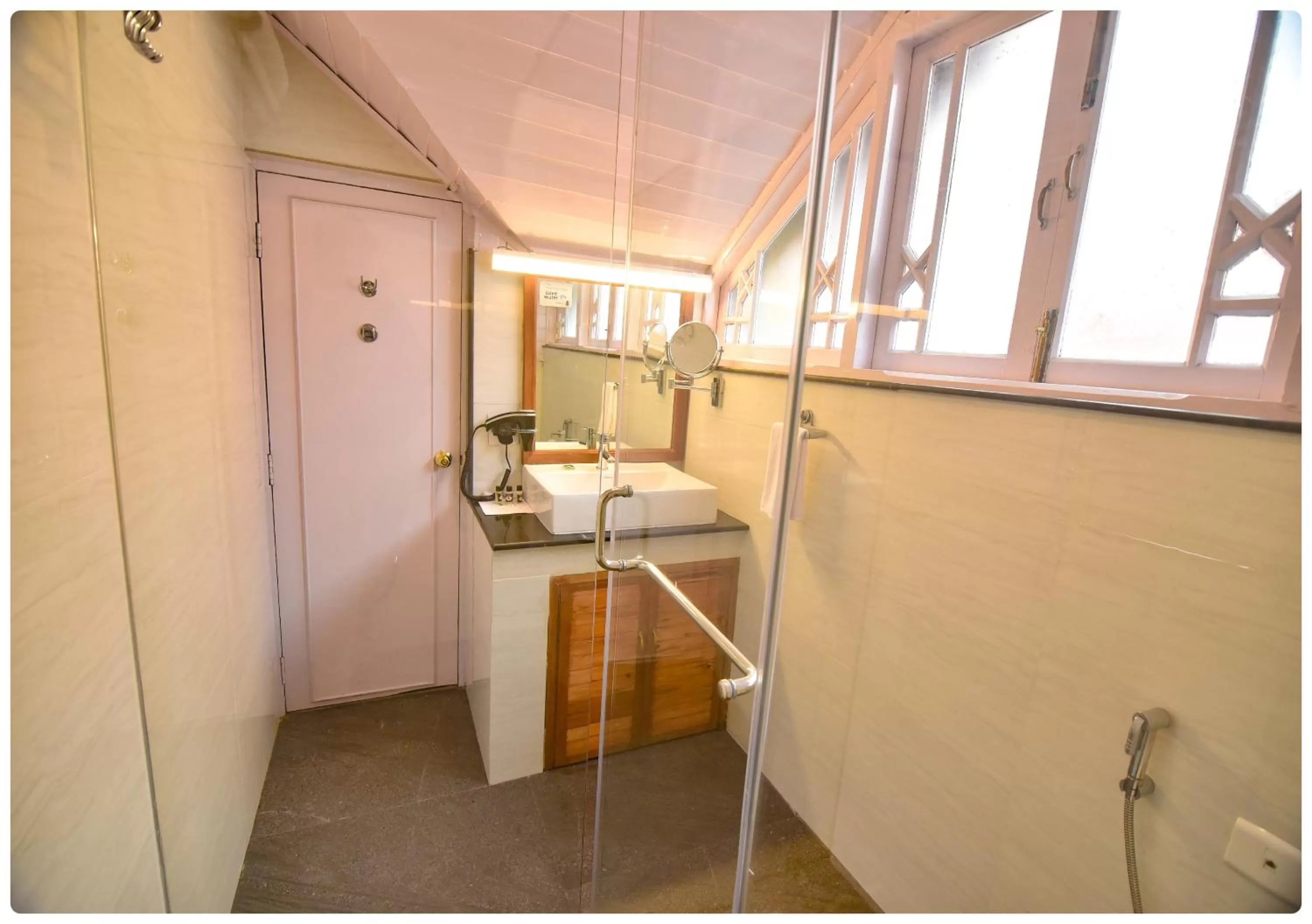 Bathroom in Cedar Inn