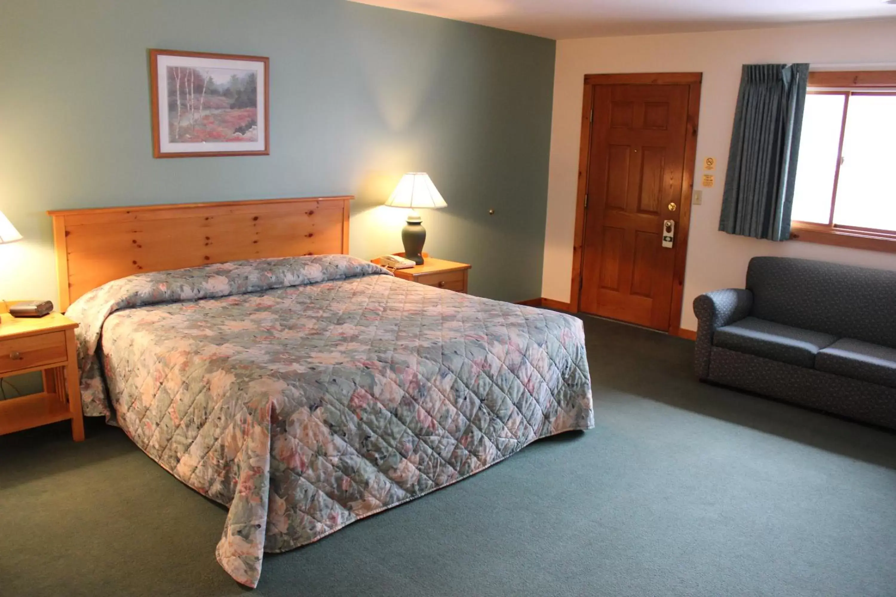 Bed in Nootka Lodge