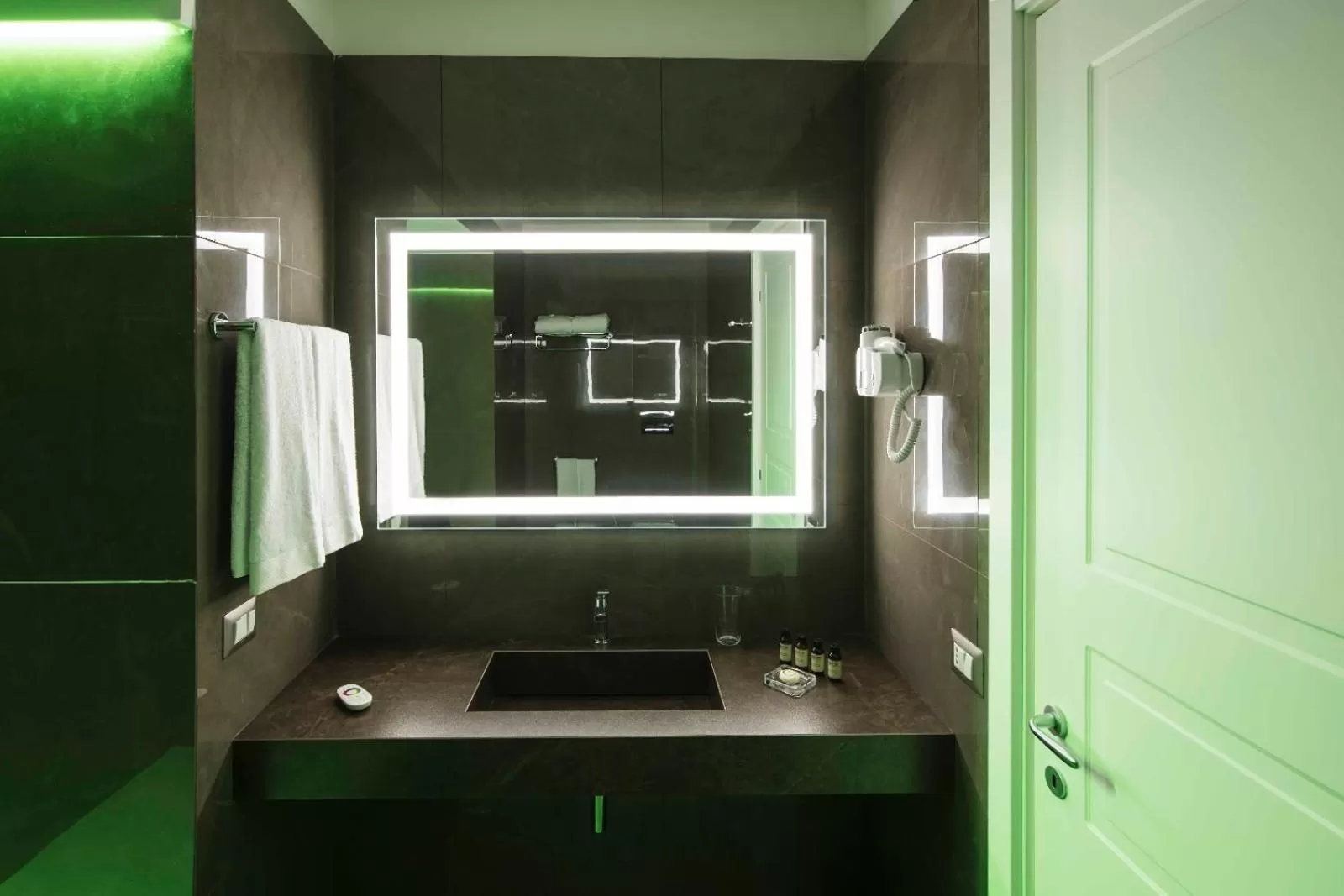 Bathroom in Caruso Place Luxury Rooms & Suites