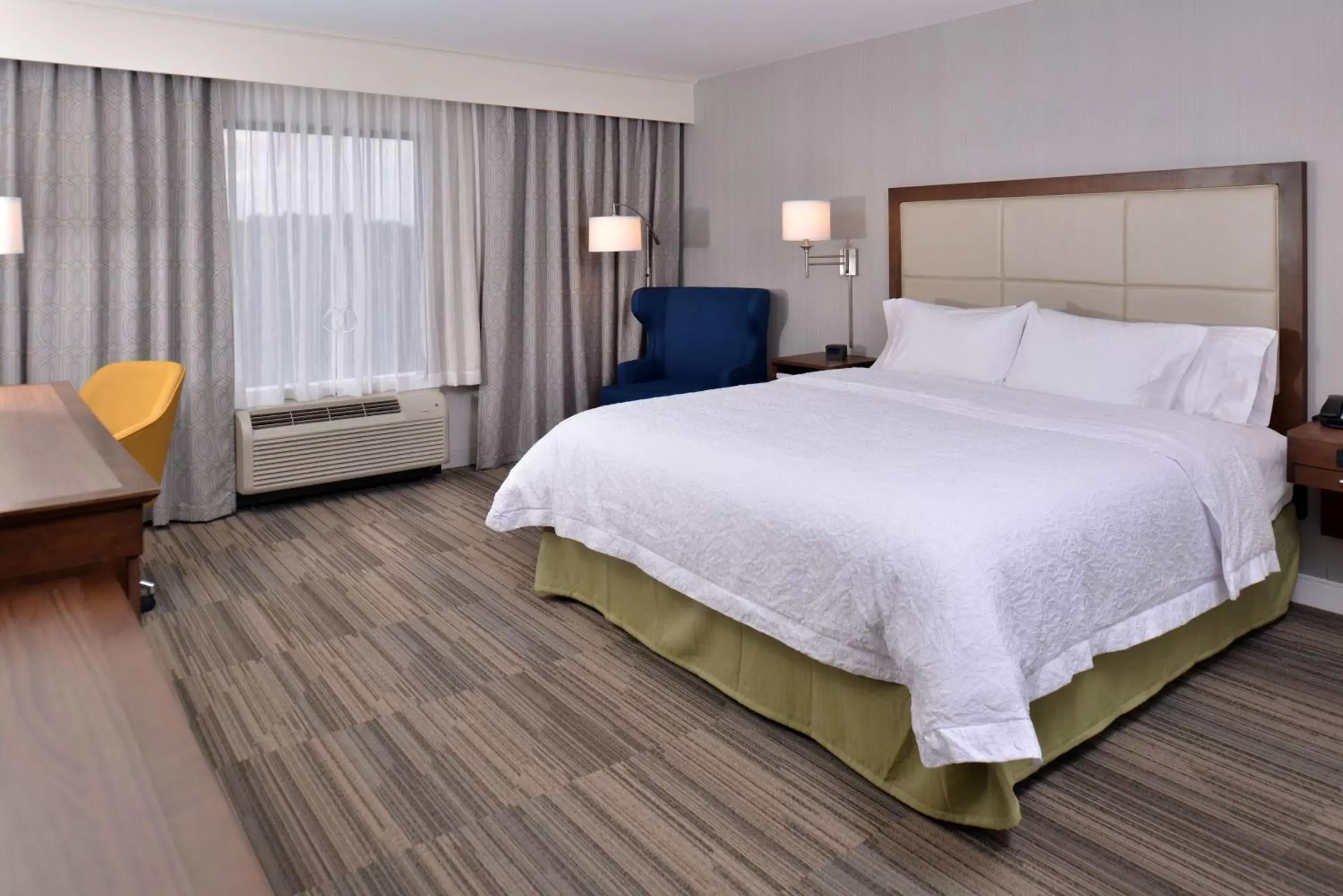 Bed in Hampton Inn & Suites Ann Arbor West