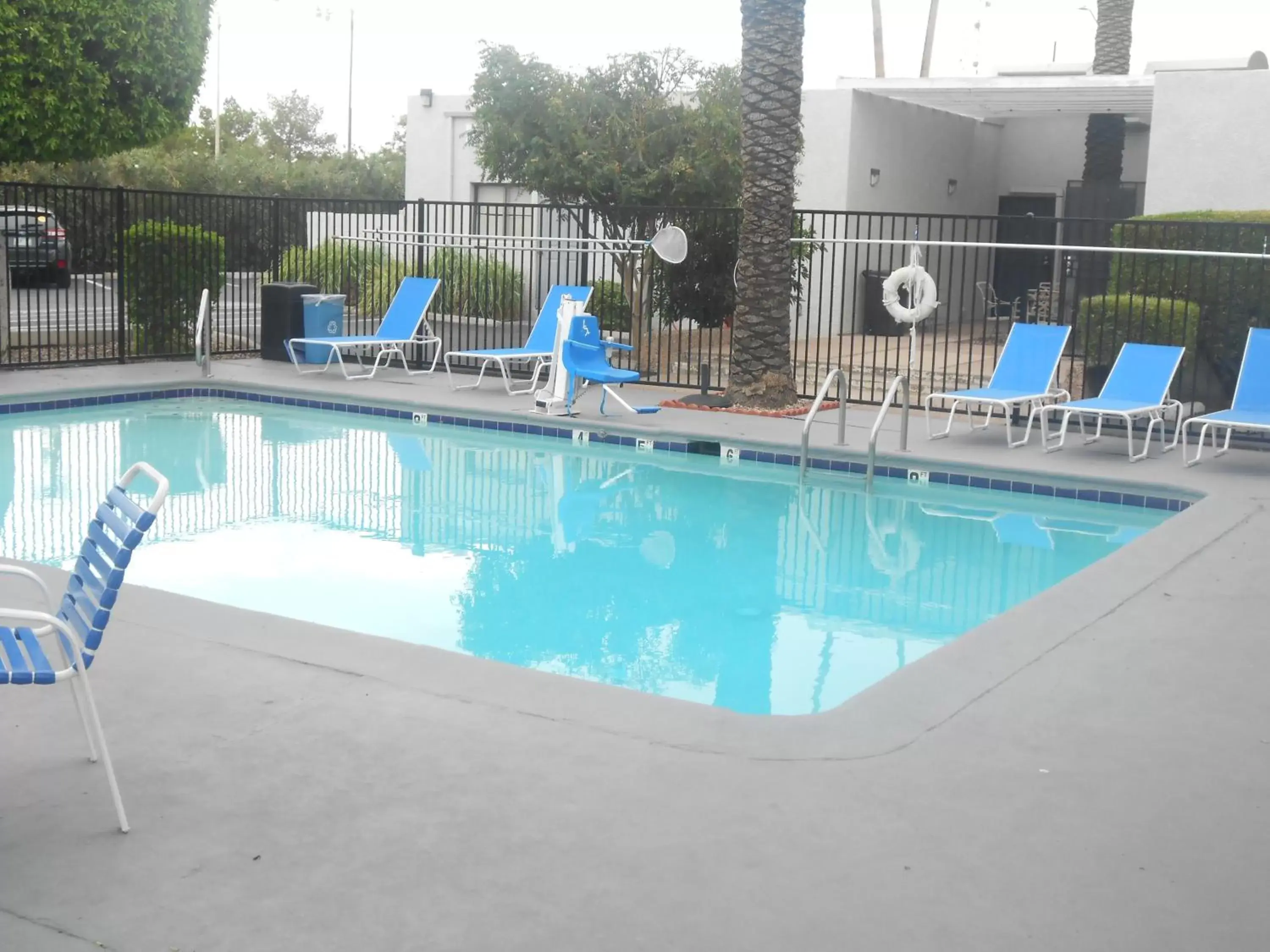 Swimming Pool in SureStay Hotel by Best Western Phoenix Airport