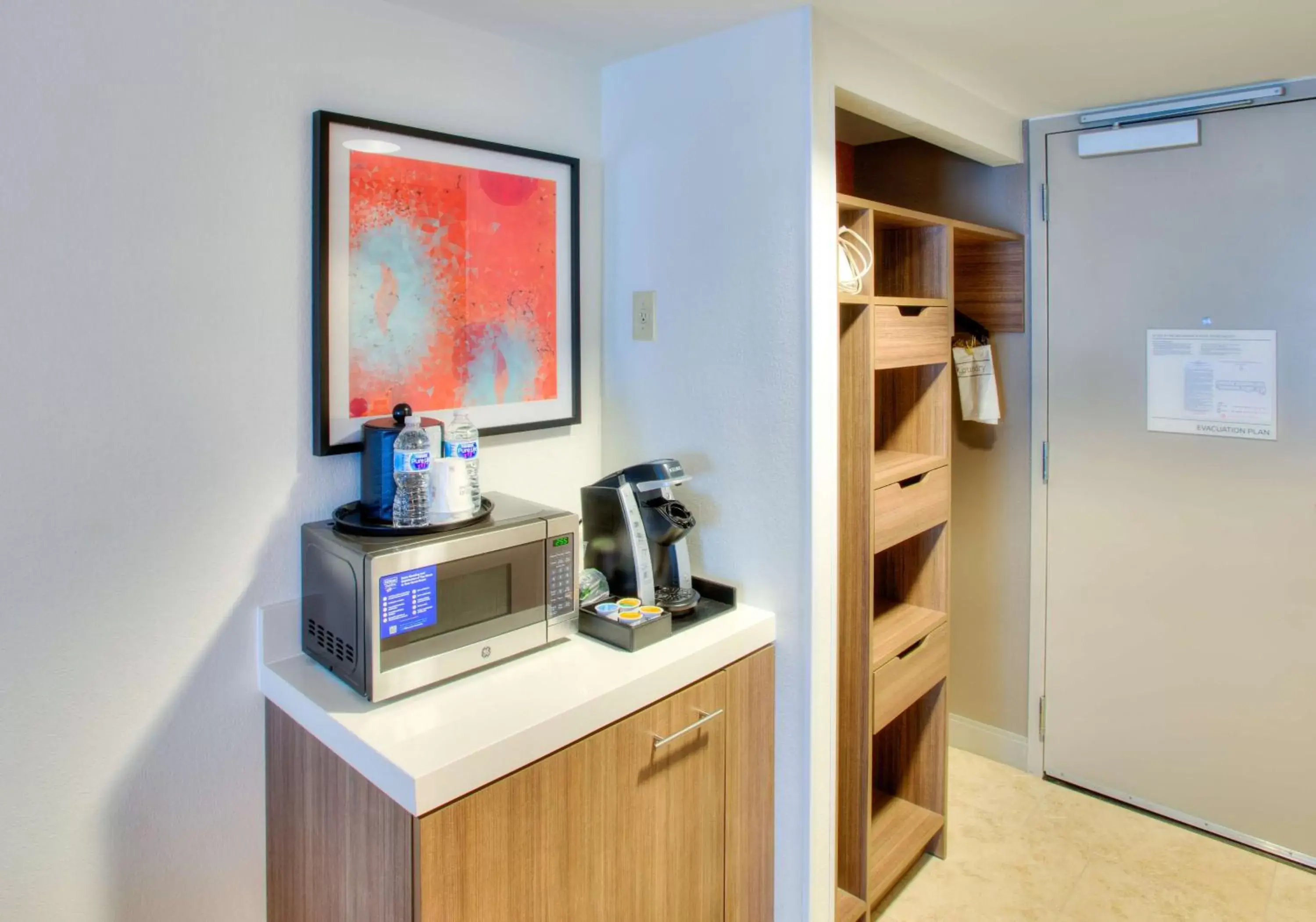 Photo of the whole room, Kitchen/Kitchenette in Hilton Garden Inn Indianapolis Northeast/Fishers