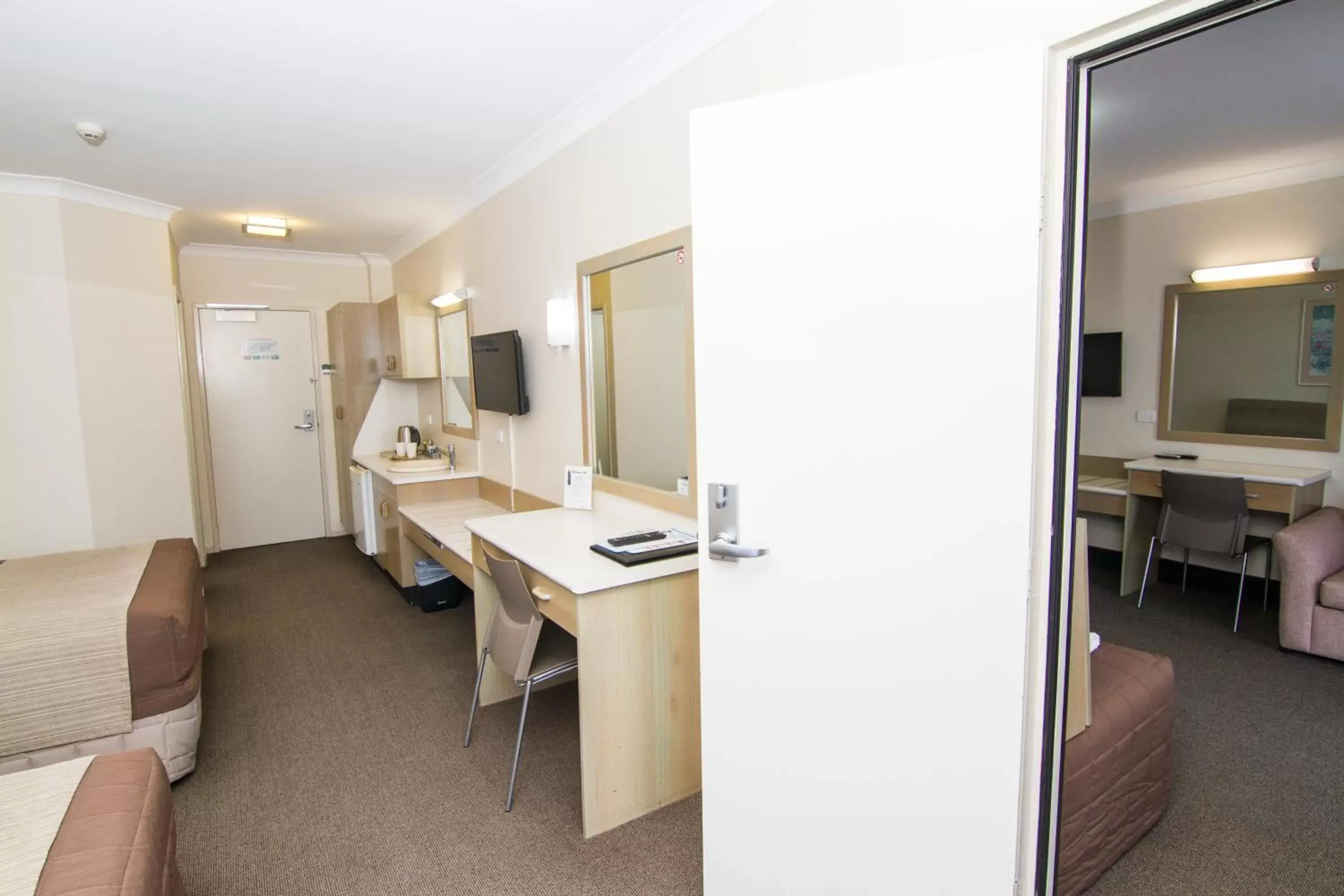 Bedroom, TV/Entertainment Center in Dubbo RSL Club Motel