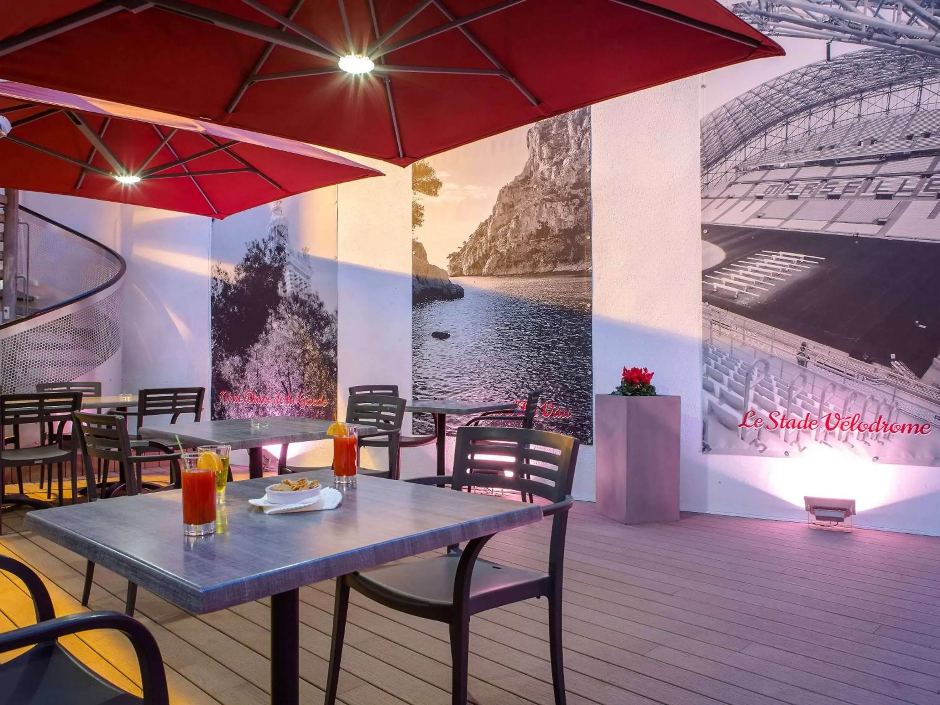 Property building, Restaurant/Places to Eat in ibis Marseille Timone